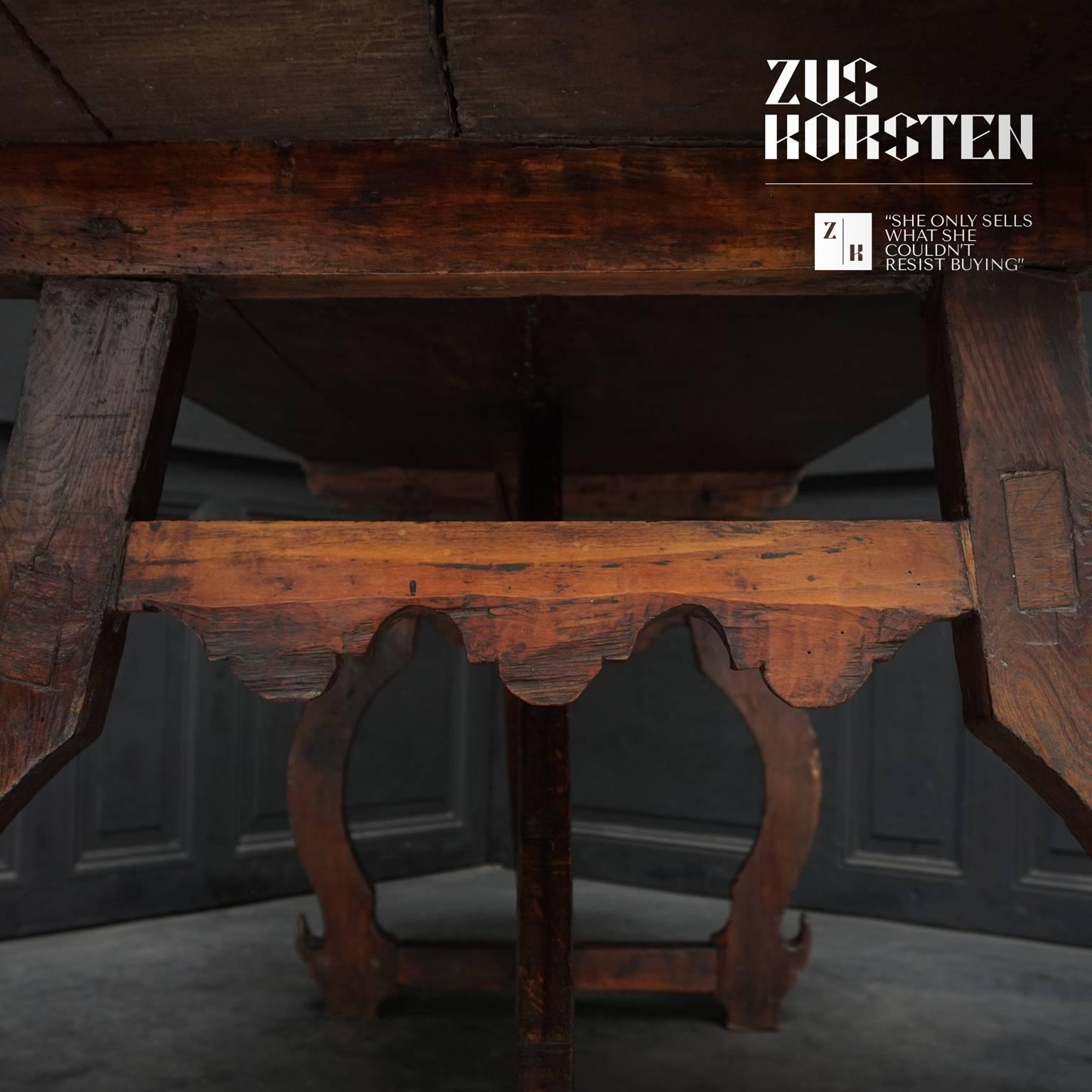 17th Century Spanish Chestnut Refectory Table on Lyre-Shaped Legs 4