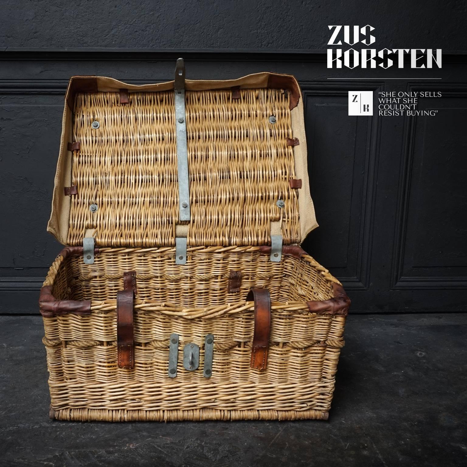 20th Century Belgian-Congo Wicker Mail Basket In Good Condition In Haarlem, NL