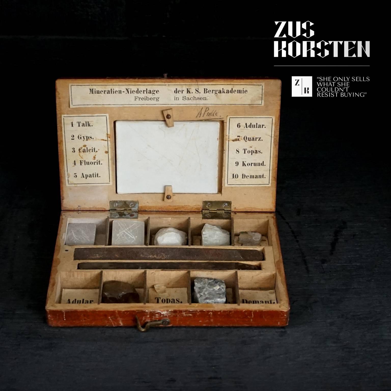 Satz von zwei Schachteln aus dem 19. Jahrhundert mit Mineralien- und Gesteinssammlungen (Deutsch)