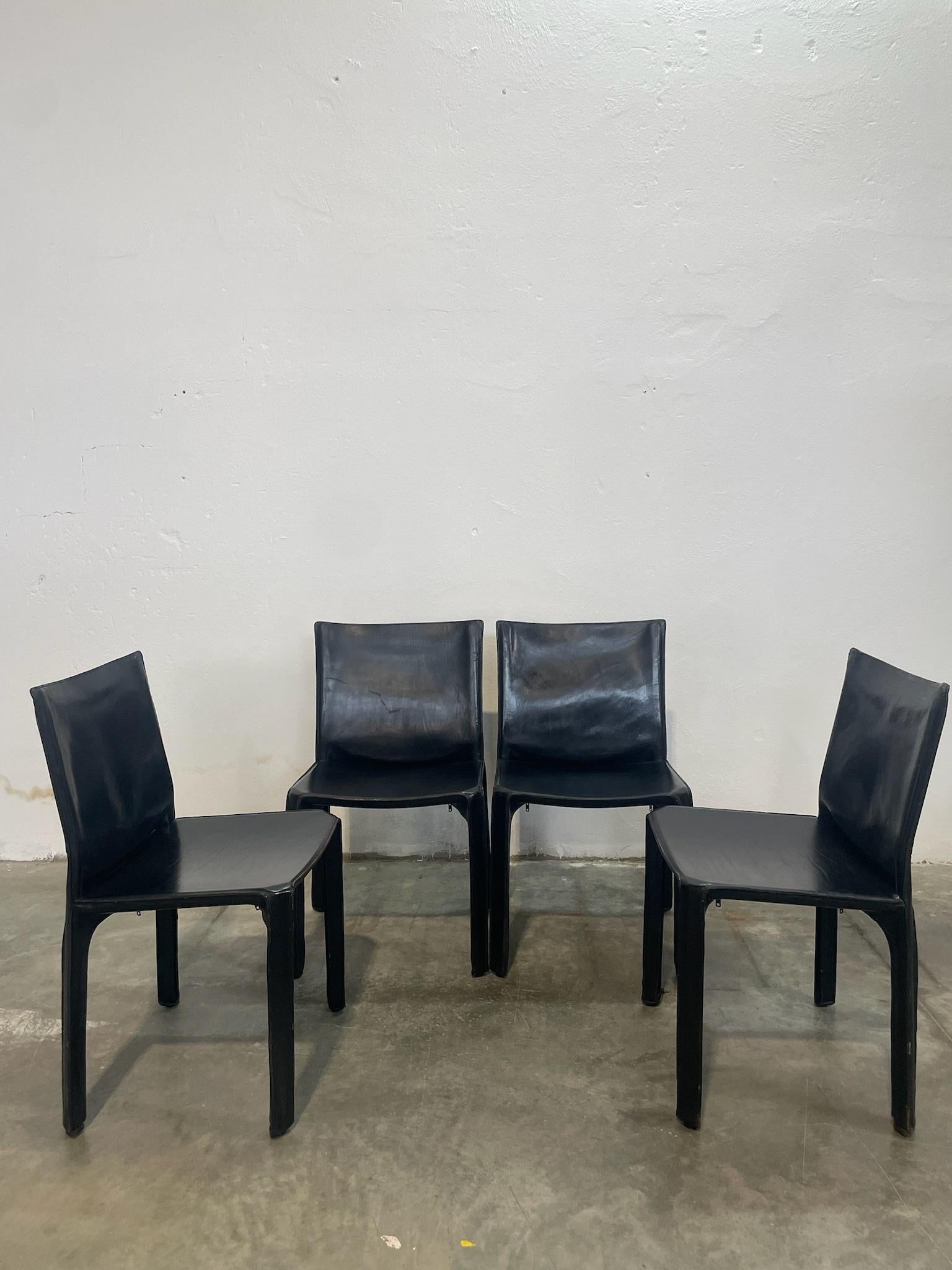Le sedie Cab 412, disegnate da Mario Bellini per Cassina nel 1977, sono un'icona del design italiano, celebri per essere le prime sedie al mondo con una struttura autoportante in pelle. Questo set di 4 sedie in pelle nera combina eleganza,