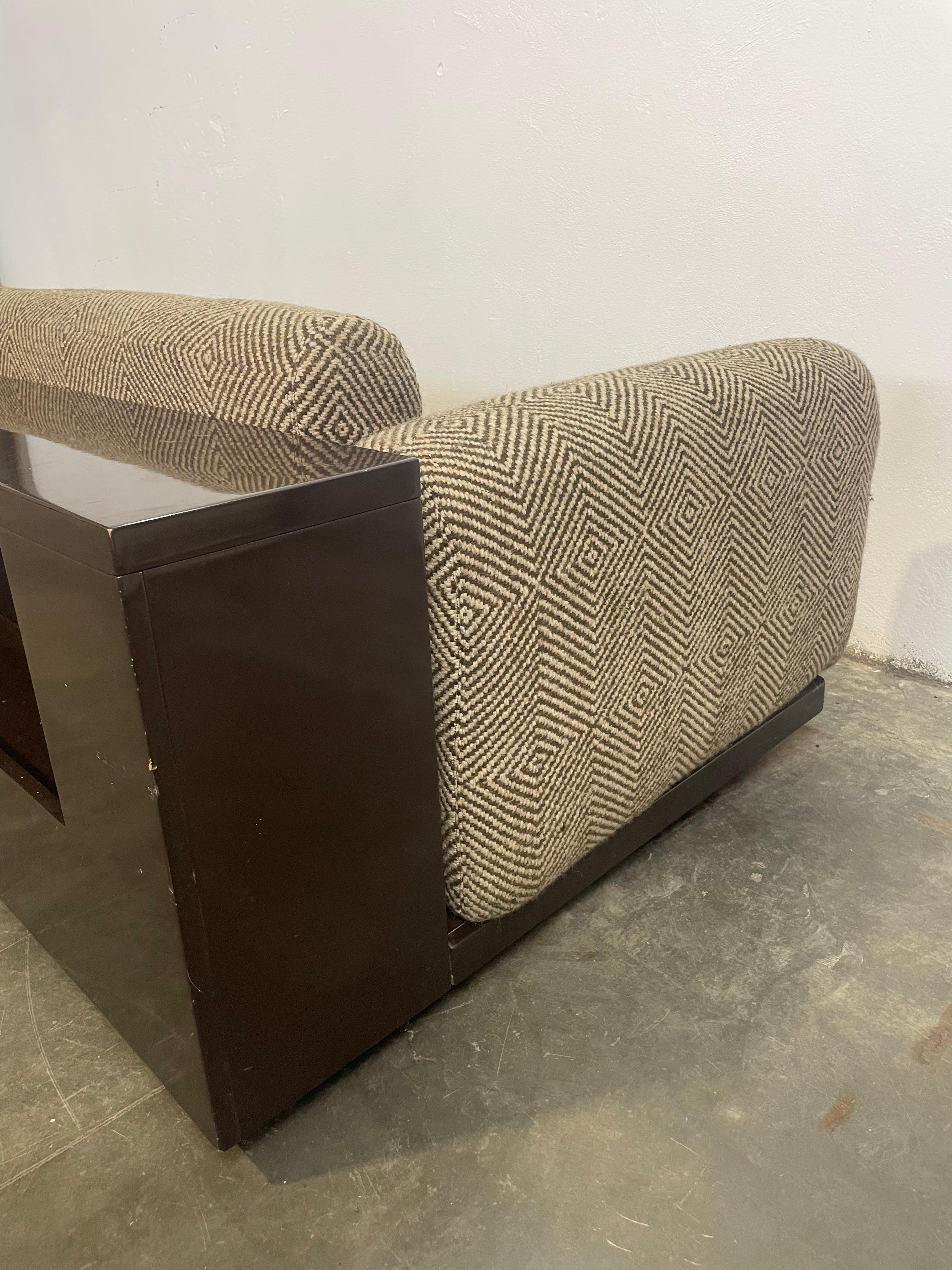 Le divan Gradual de Cini Boeri pour Knoll, années 70, d'une longueur de 230 cm, est une icône du design moderniste italien. Caractérisée par une structure en bois laqué marron, sa finition lucide lui confère une élégance sobre et calme, typique de