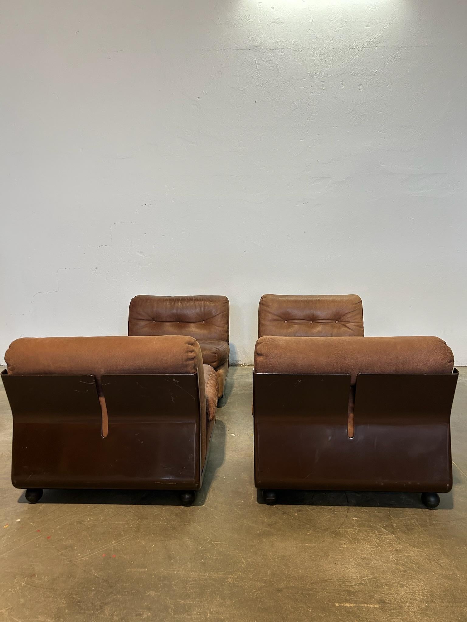 

Set di 4 Poltrone Amanta di Mario Bellini per B&B Italia - Vintage Anni '70, Design Senza TempoEsplora il fascino intramontabile del set di 4 poltrone Amanta, un'opera iconica firmata Mario Bellini per B&B Italia (precedentemente C.I.C.) negli