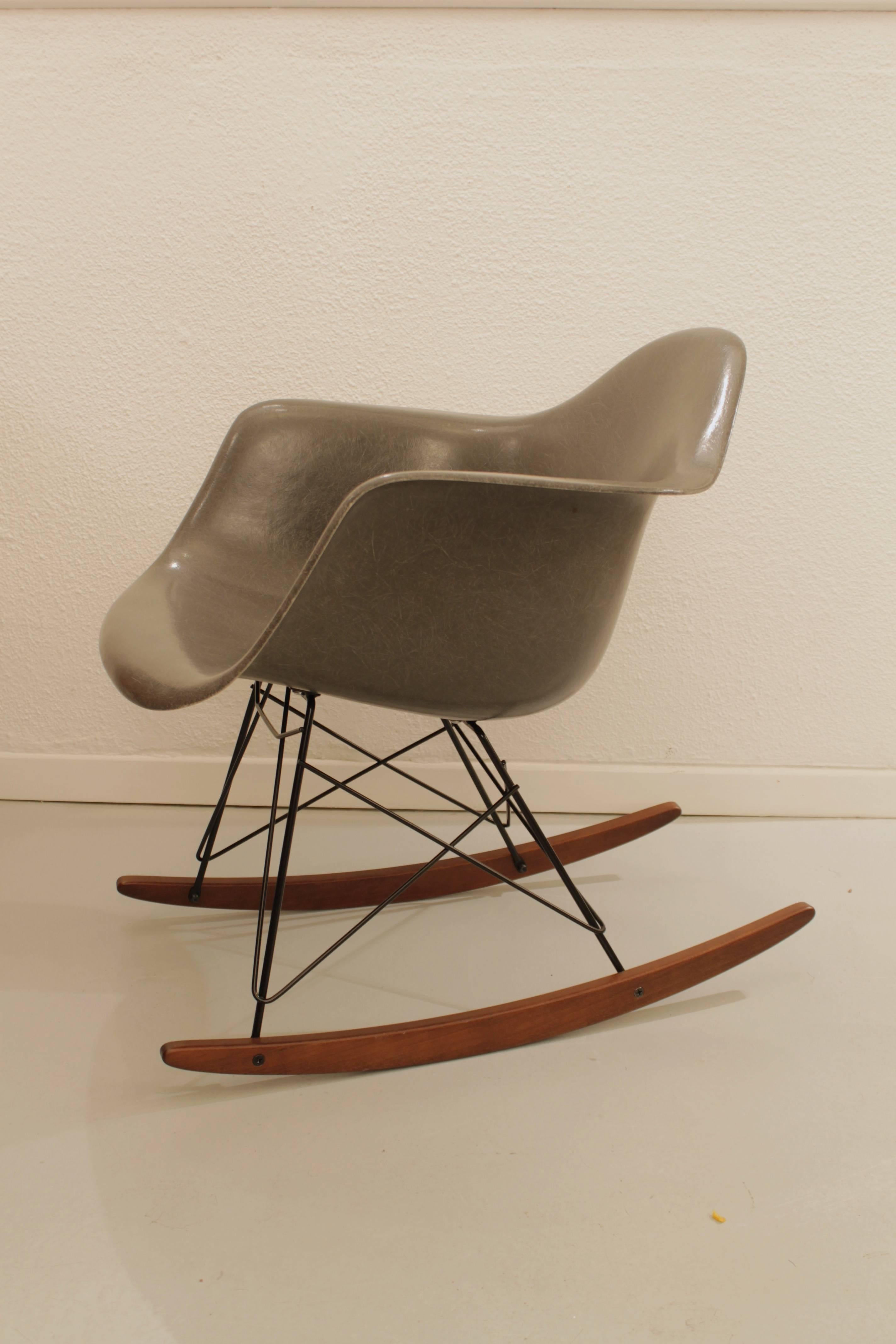 Charles and Ray Eames elephant grey rocking chair
Herman Miller production
New solid walnut base
Perfect condition
