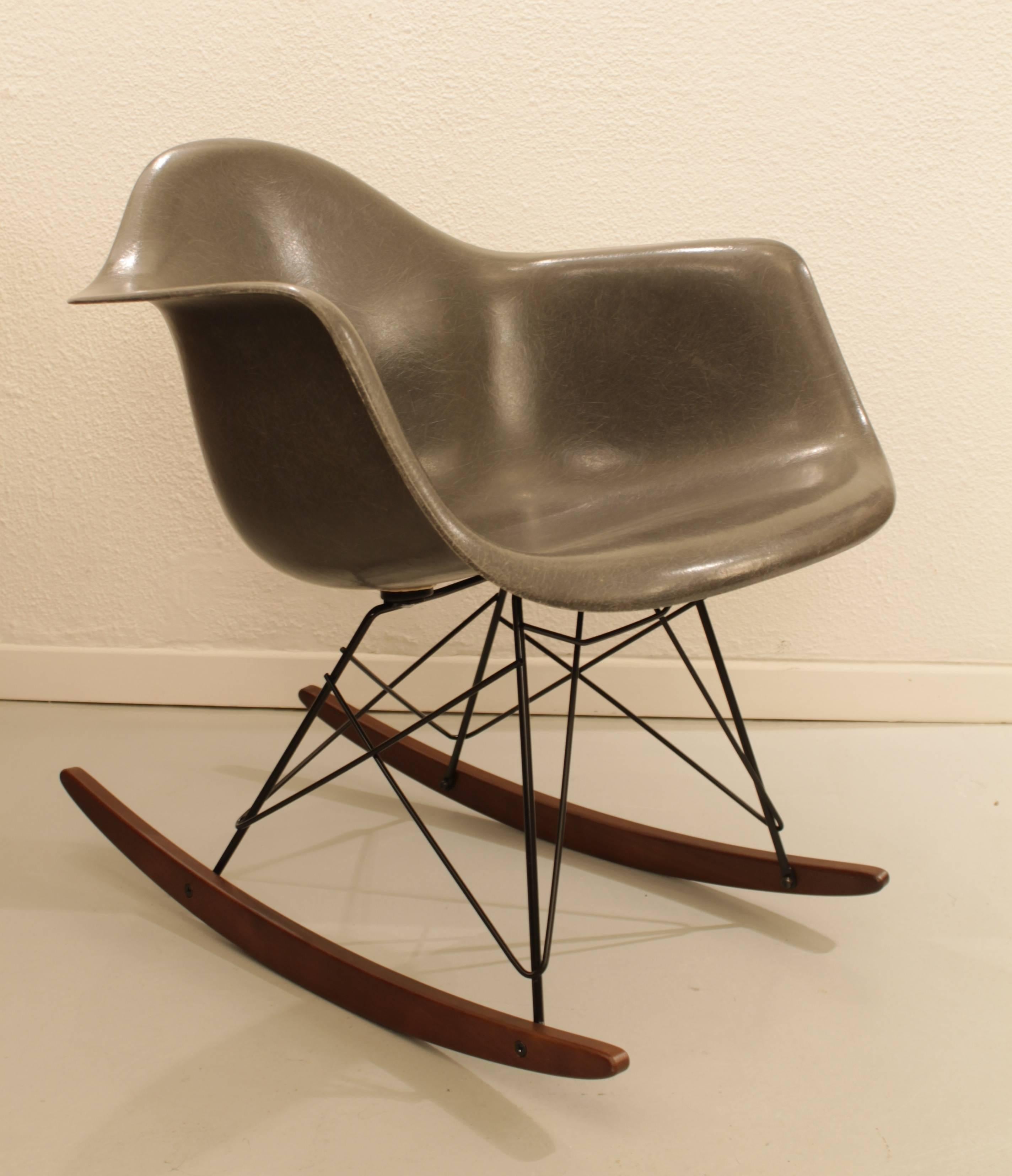 Charles Eames Rocking Chair, Elephant Grey In Excellent Condition In Geneva, CH