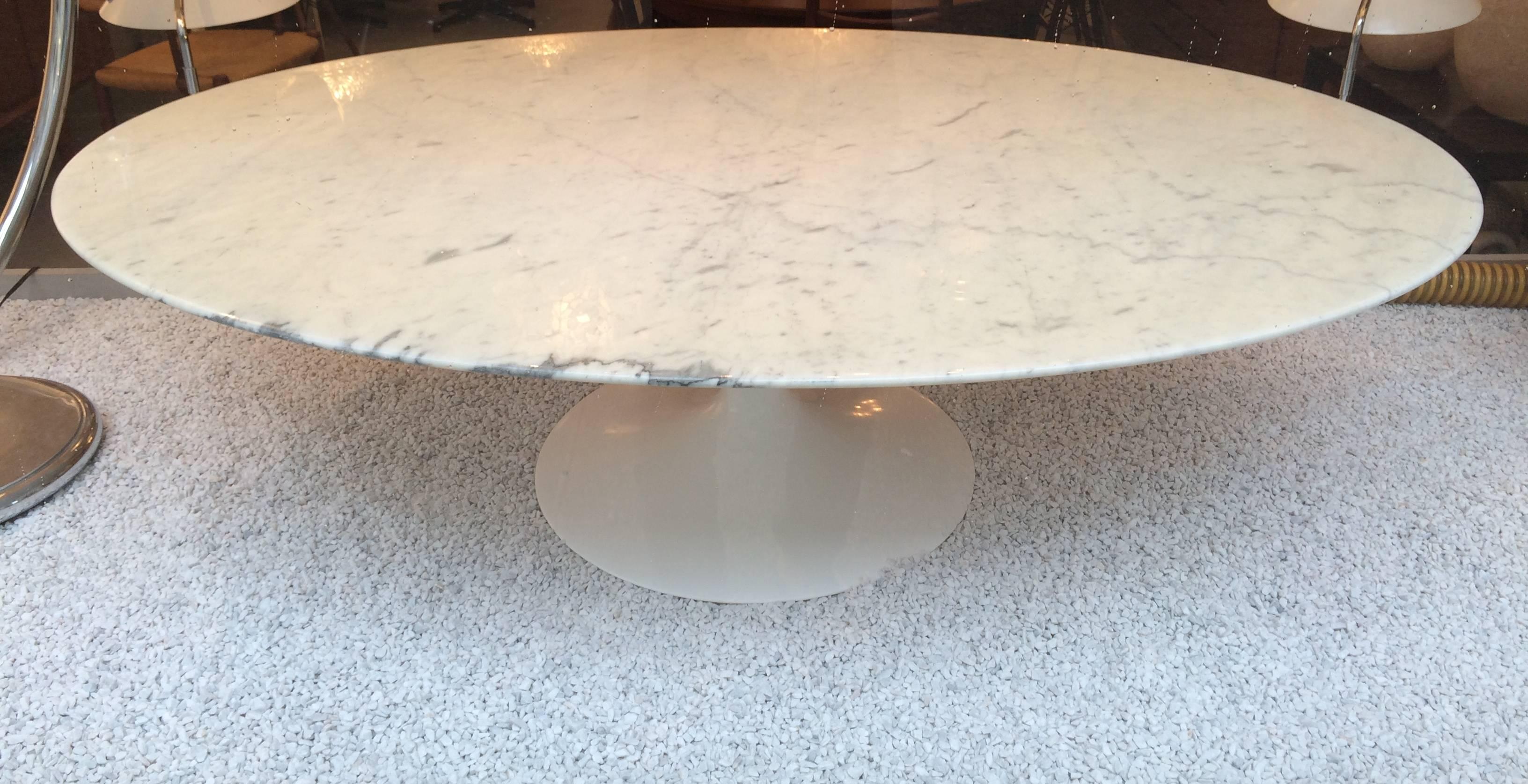 Marble oval coffee table by Eero Saarinen for Knoll International.
Signed at the bottom of the base.
Very nice condition.
 