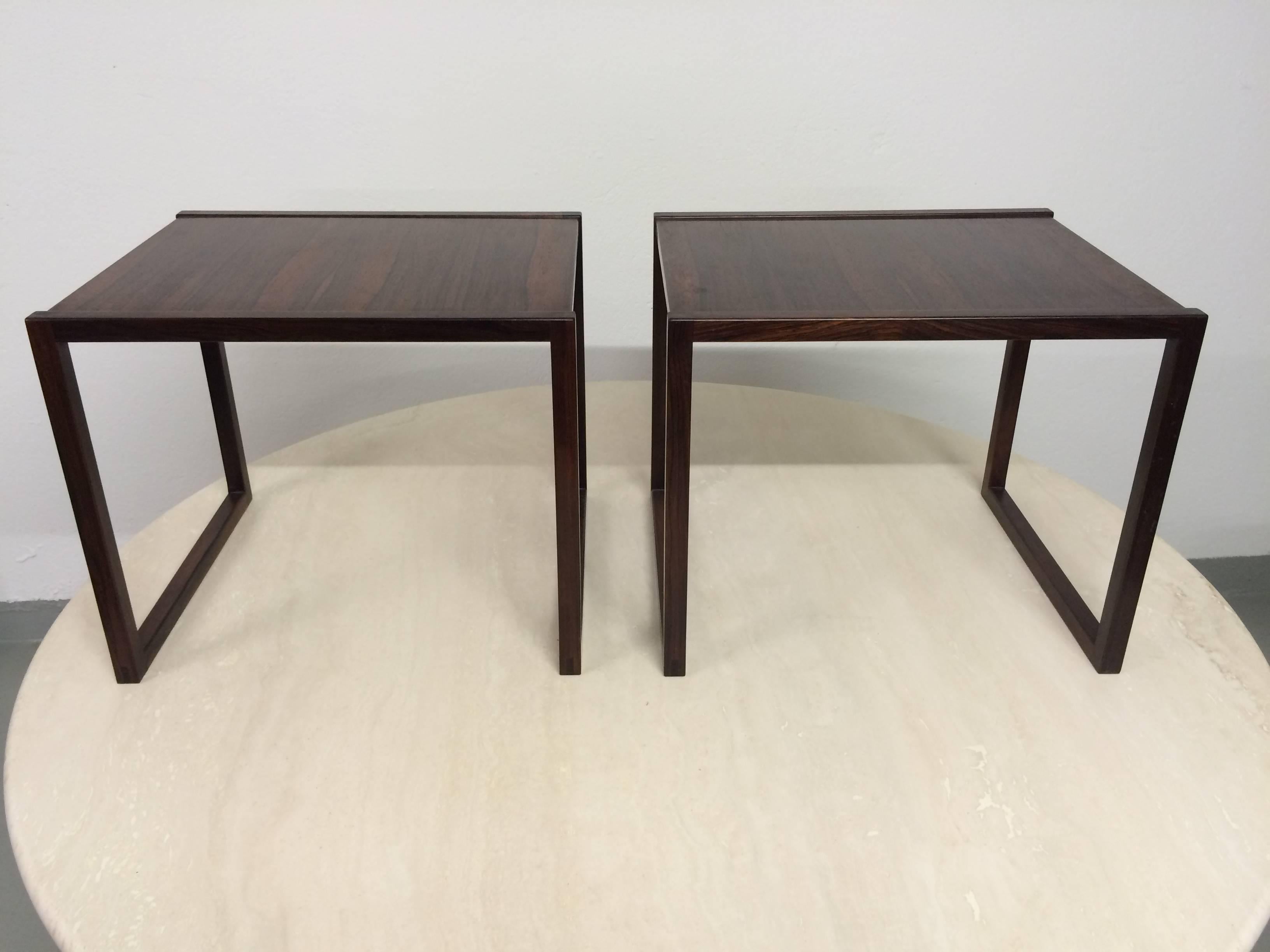 Pair of rosewood side tables.
Very good condition.
40 x 35 cm.