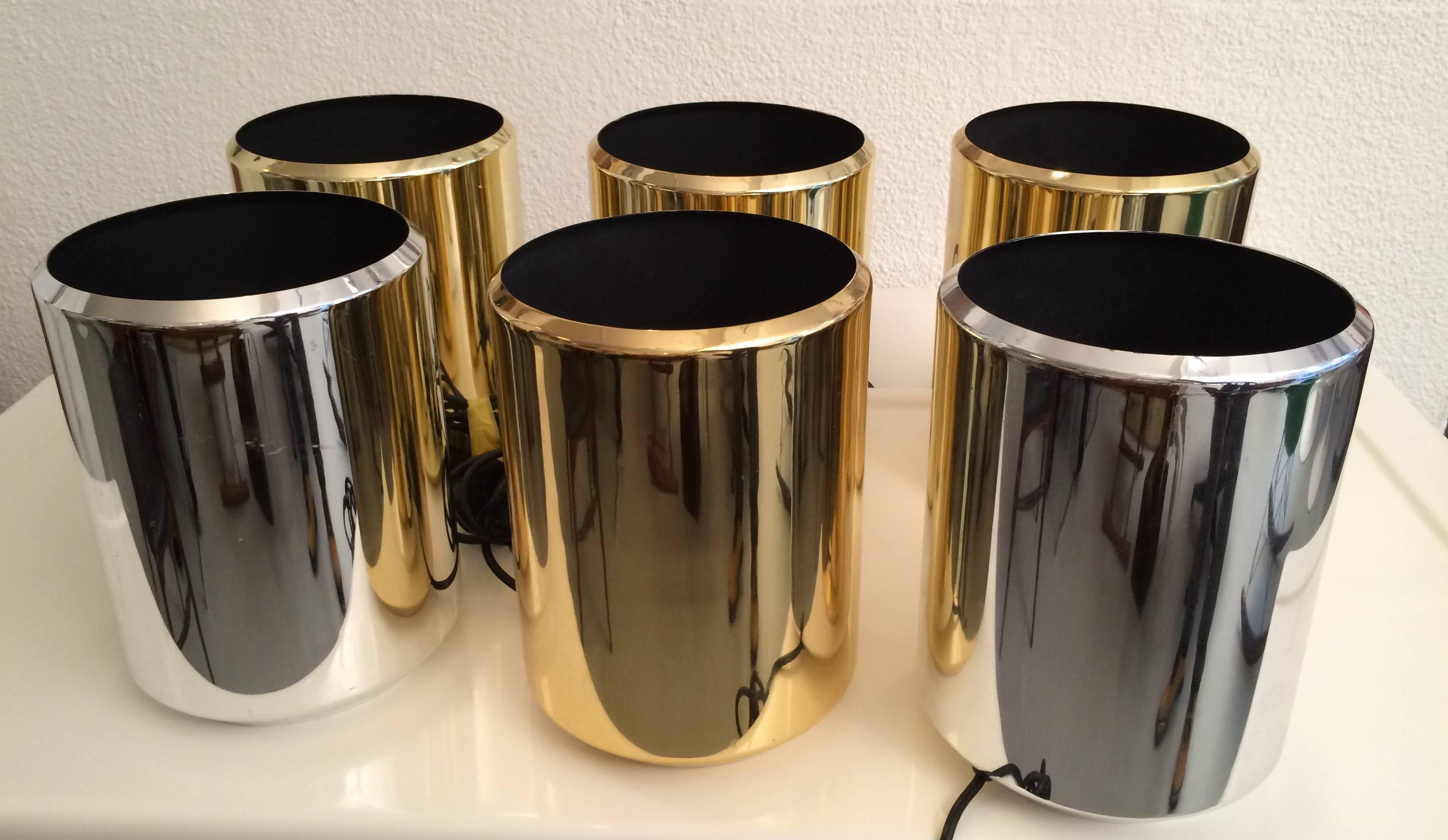 Cylindrical floor lamps made in England by Christopher Lawrence.
Four gold finition / two chrome finition.
Two chrome and two gold with baionnette spot bulb.
Two gold with standard E27 bulb.
Beautiful light effect when placed at the bottom of a