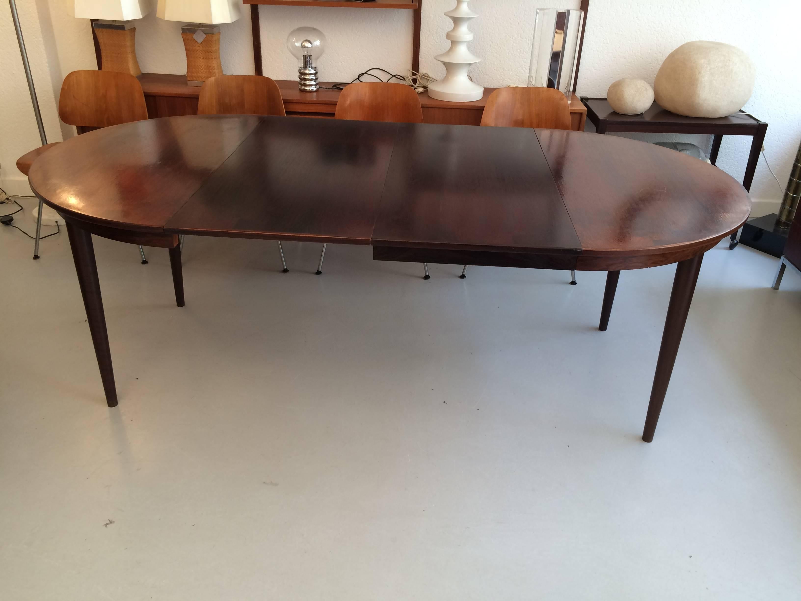 Danish rosewood dining table with two leaves.
Good vintage condition.