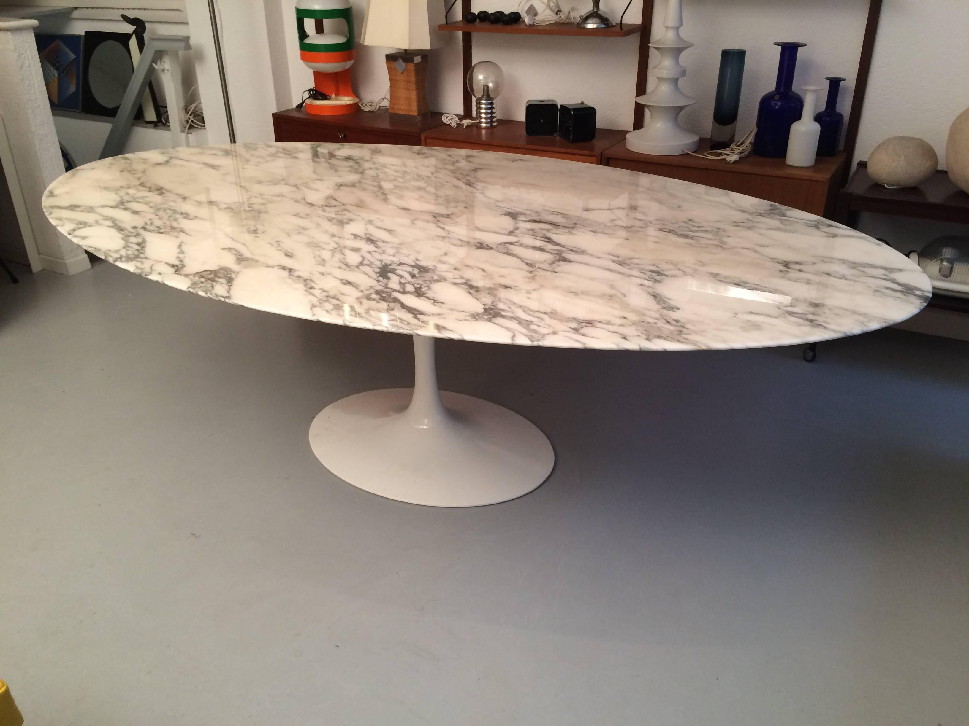 Eero Saarinen marble oval dining table 244cm by Knoll.
50th birthday edition.
Perfect condition.
Six matching chairs with red upholstery available.