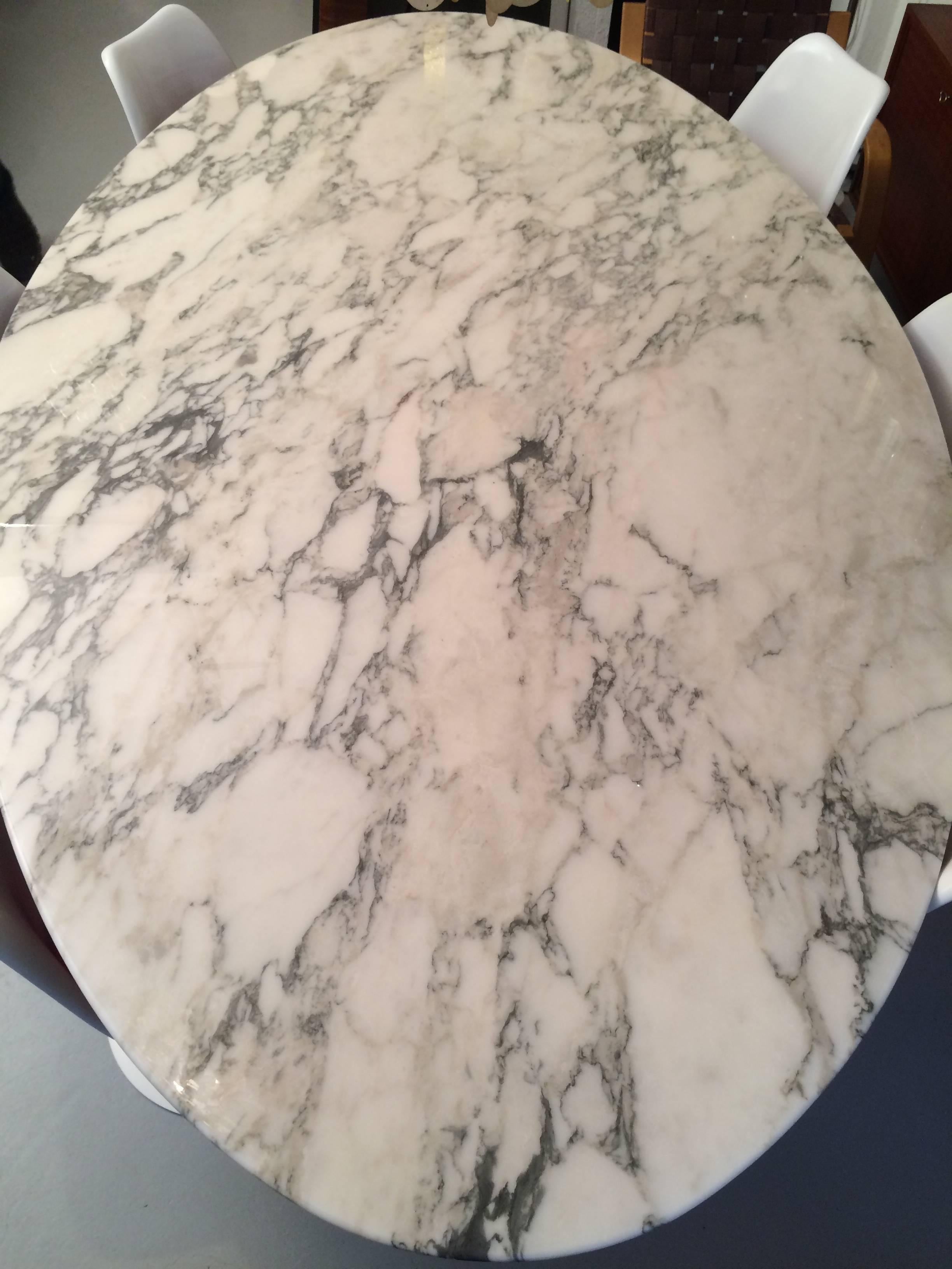 eero saarinen oval table