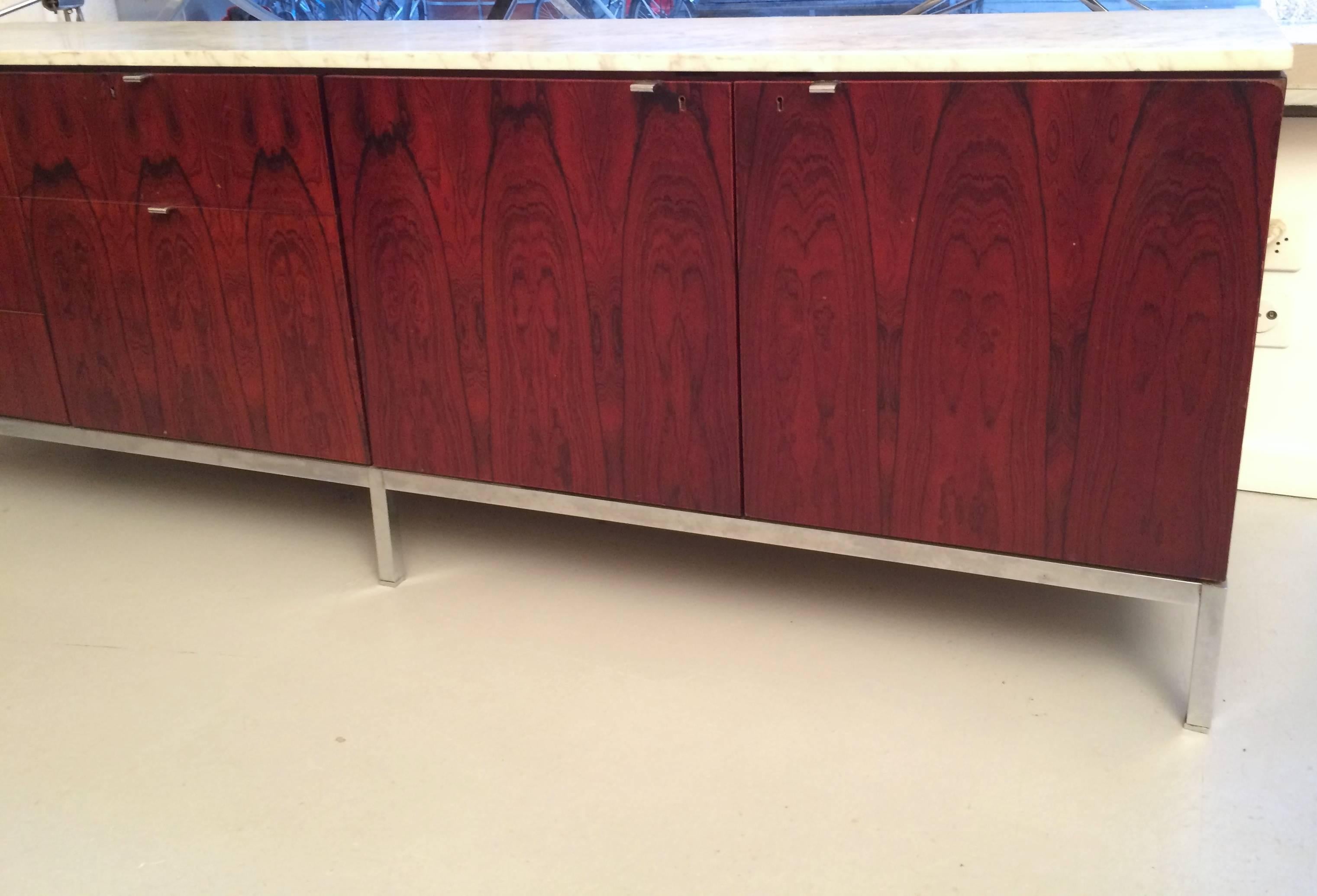 Florence Knoll rosewood and marble sideboard.
Two doors and five drawers.
Few marks (pictures).