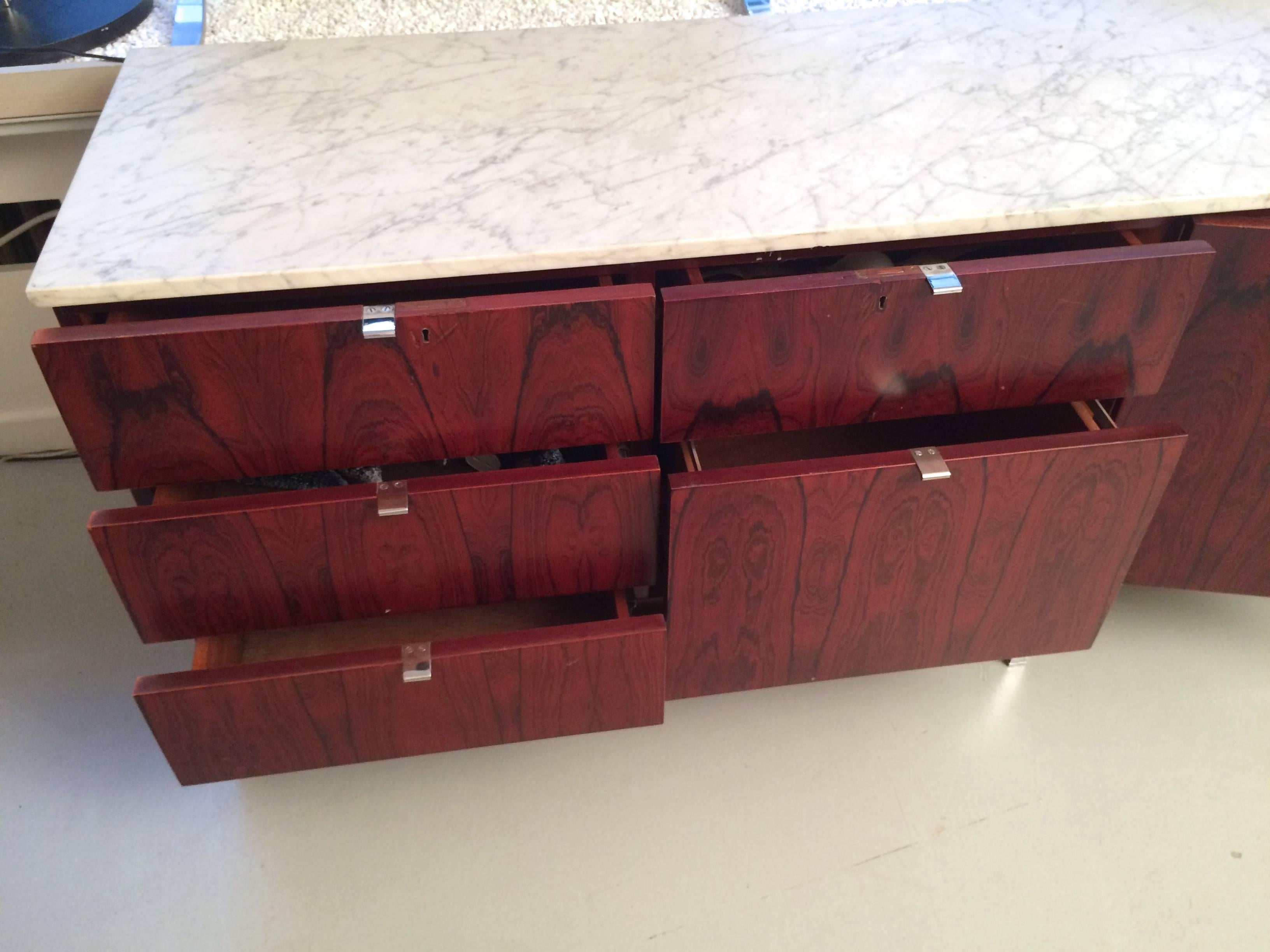 Florence Knoll Rosewood and Marble Sideboard In Excellent Condition In Geneva, CH