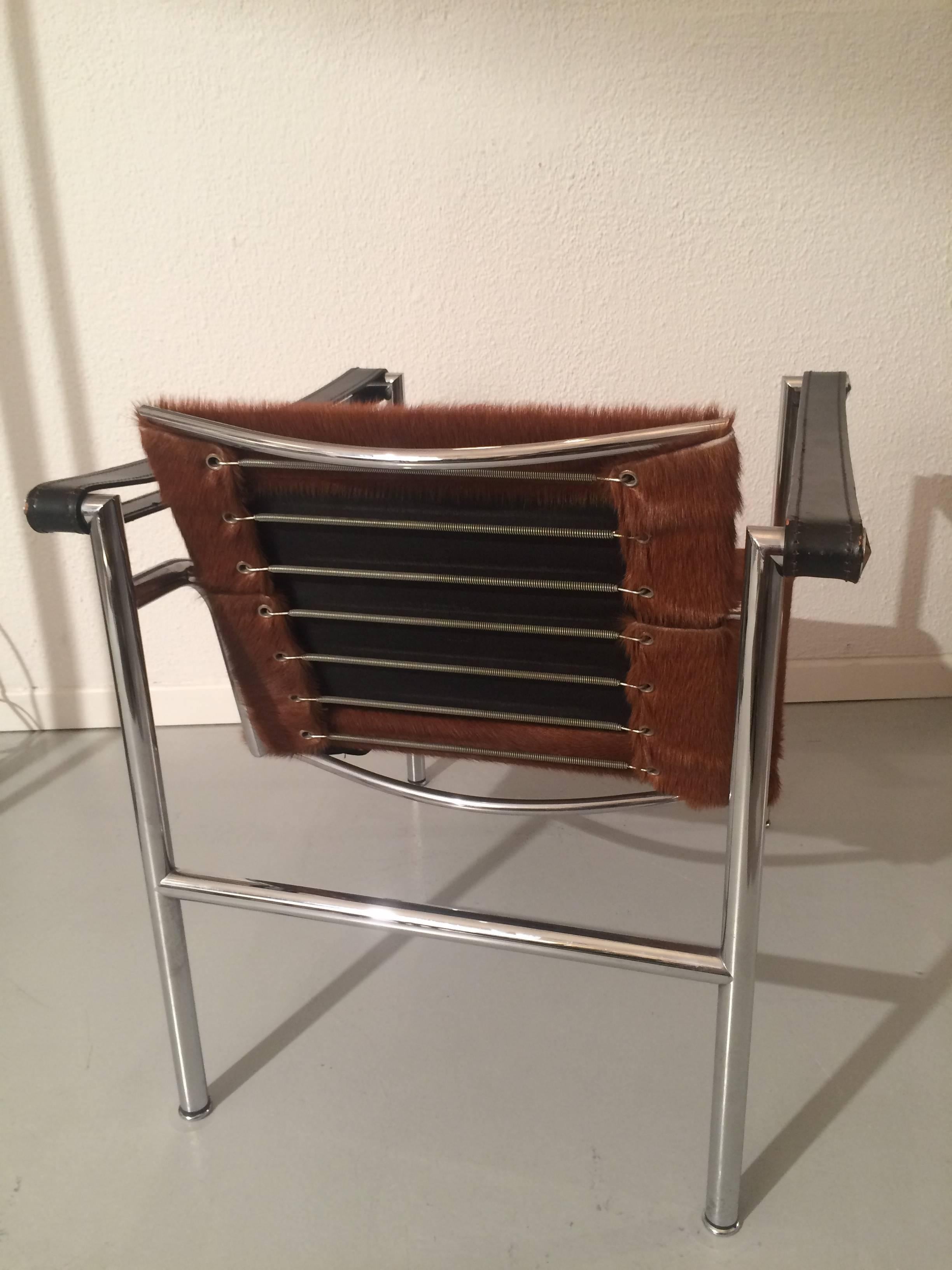 Le Corbusier LC1 Pony Skin Pair of Basculant Chair In Excellent Condition In Geneva, CH