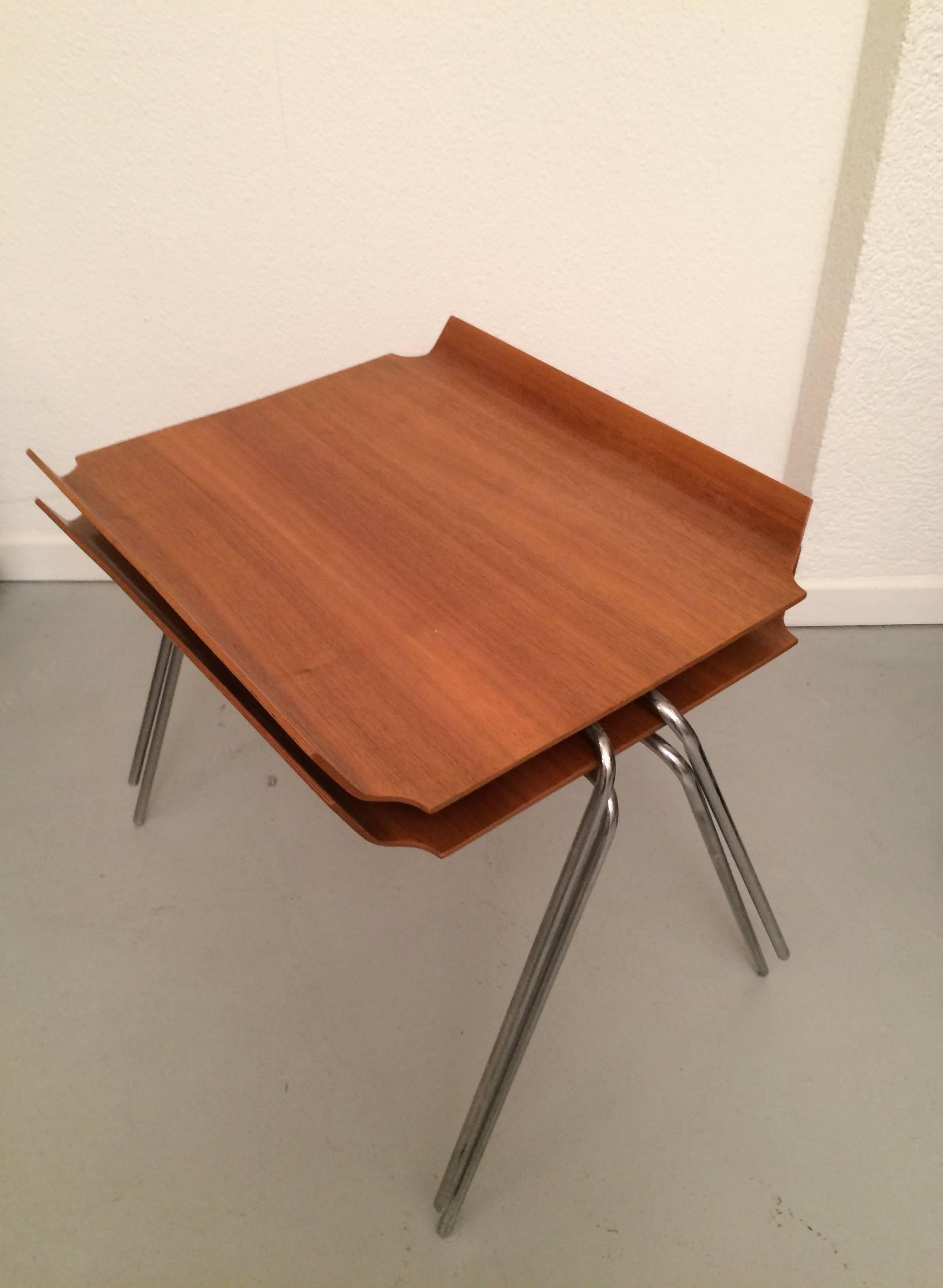 Hans Bellmann pair of stacking side tables manufactured by Horgen Glarus Switzerland, circa 1954.
Tabletop of moulded maple plywood, metal frame.
Beautiful original condition.
