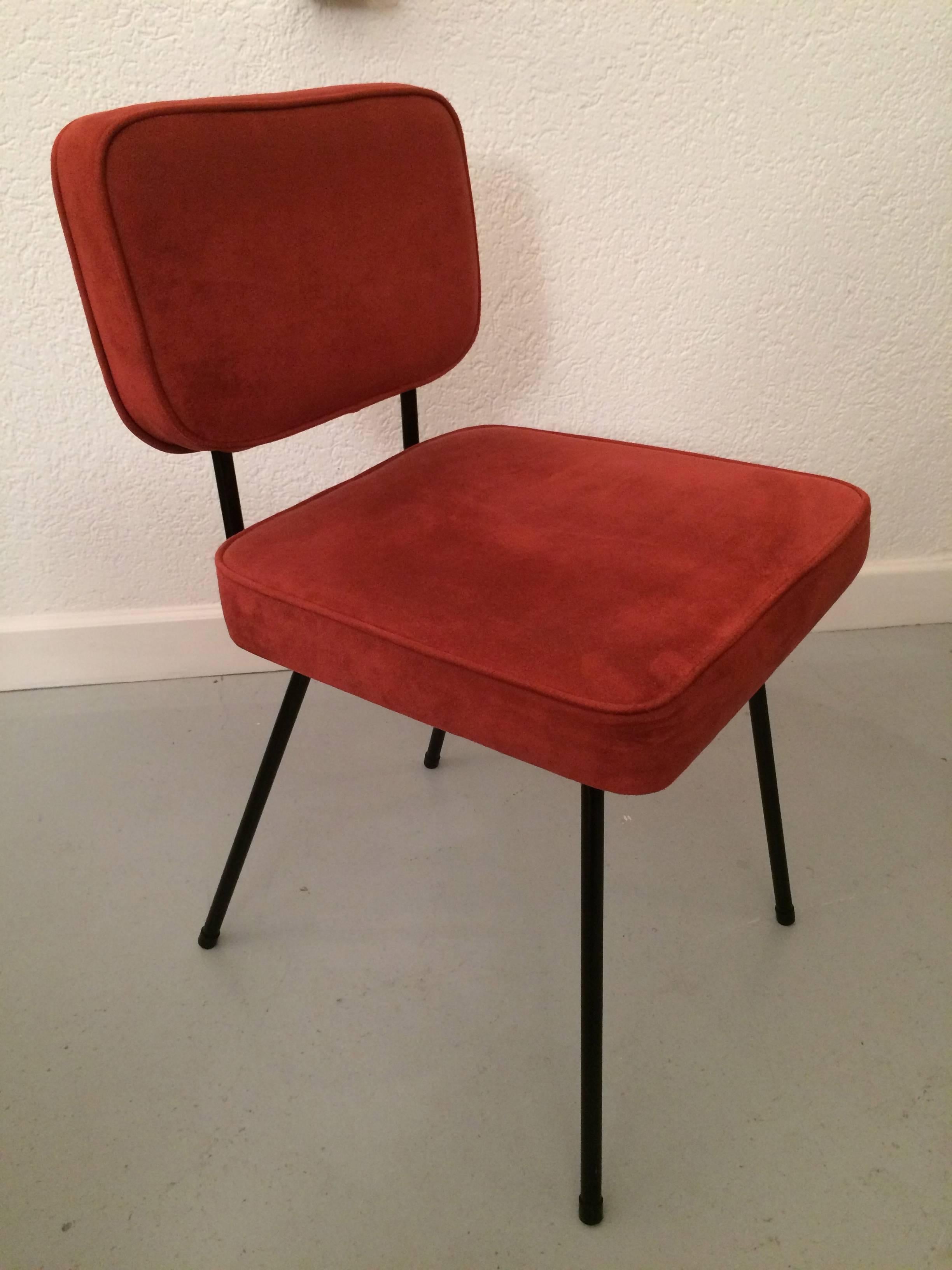 Set of four alcantara dining chairs by André Simard for Airborne circa 1955.
Reupholstered in red alcantara.