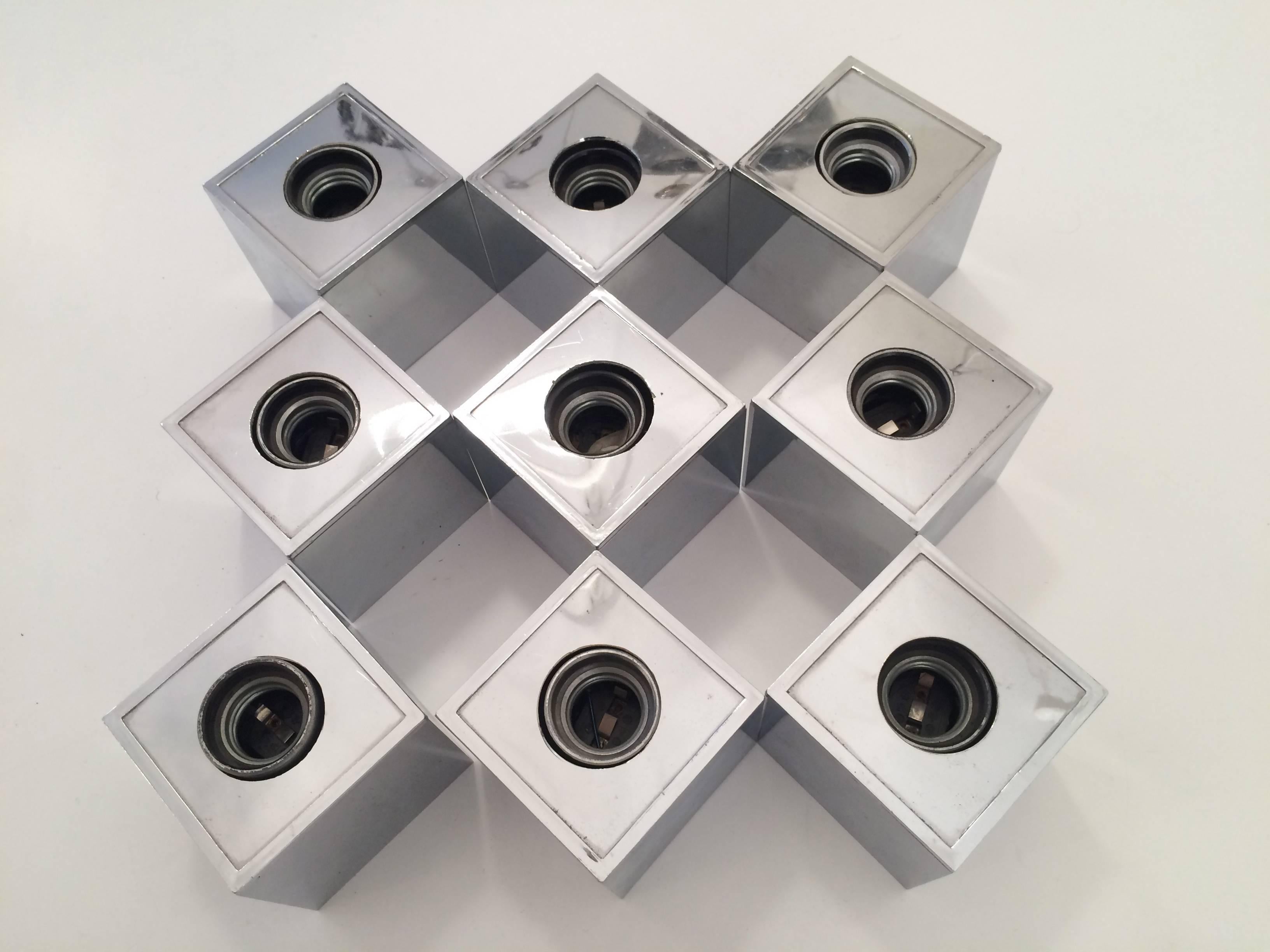Set of 11 vintage Italian modular chrome cube light.
Can be used as a wall lamp or a ceiling lamp.
Very easy to install.