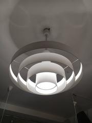 Vieille lampe pendante en metal blanc avec anneaux