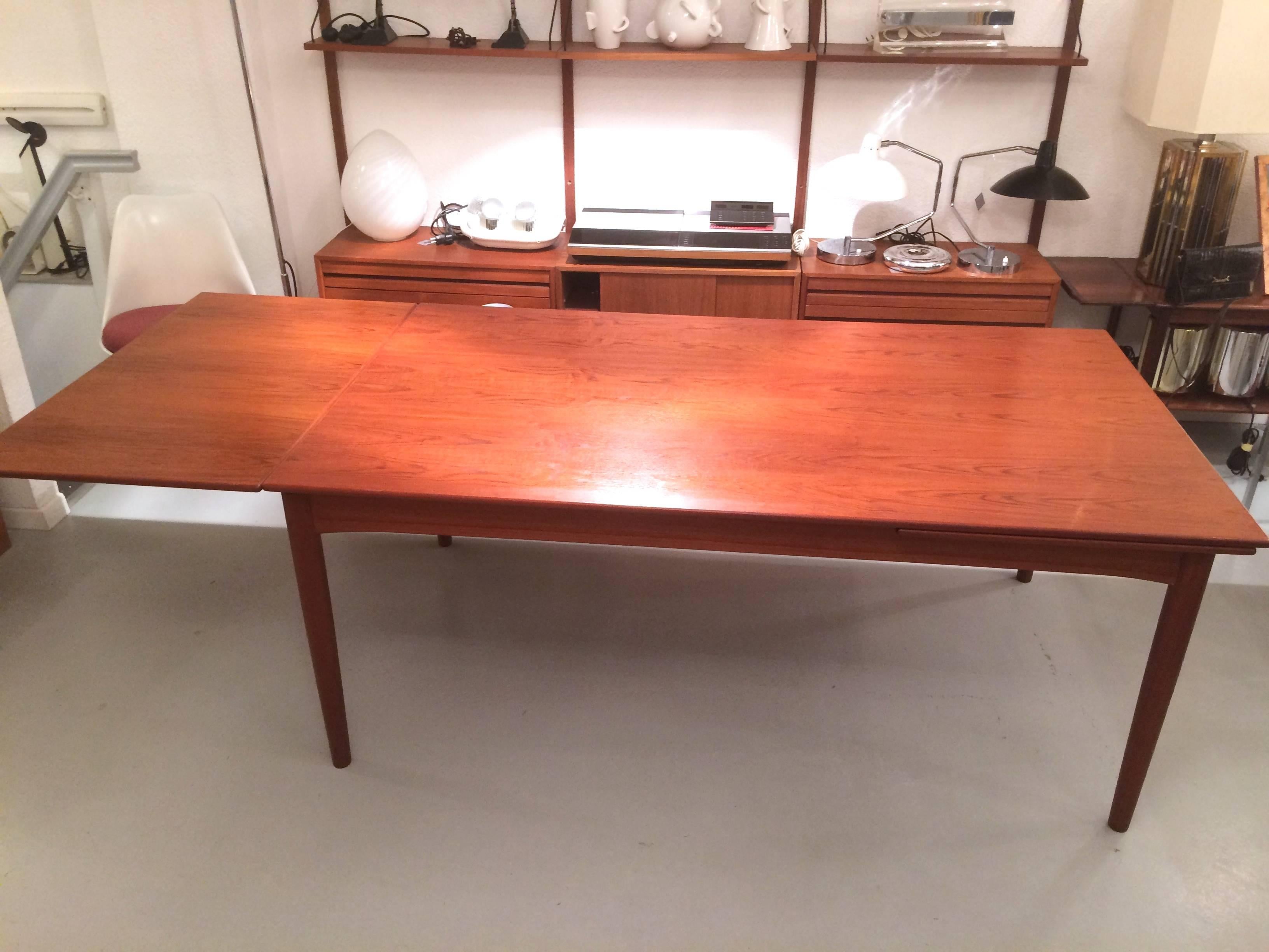 Danish teak extendable dining table.
300cm long fully opened, 12 seat.
180 x 105 x 72 cm table closed.
Produced by Soborg Mobler
Very good condition