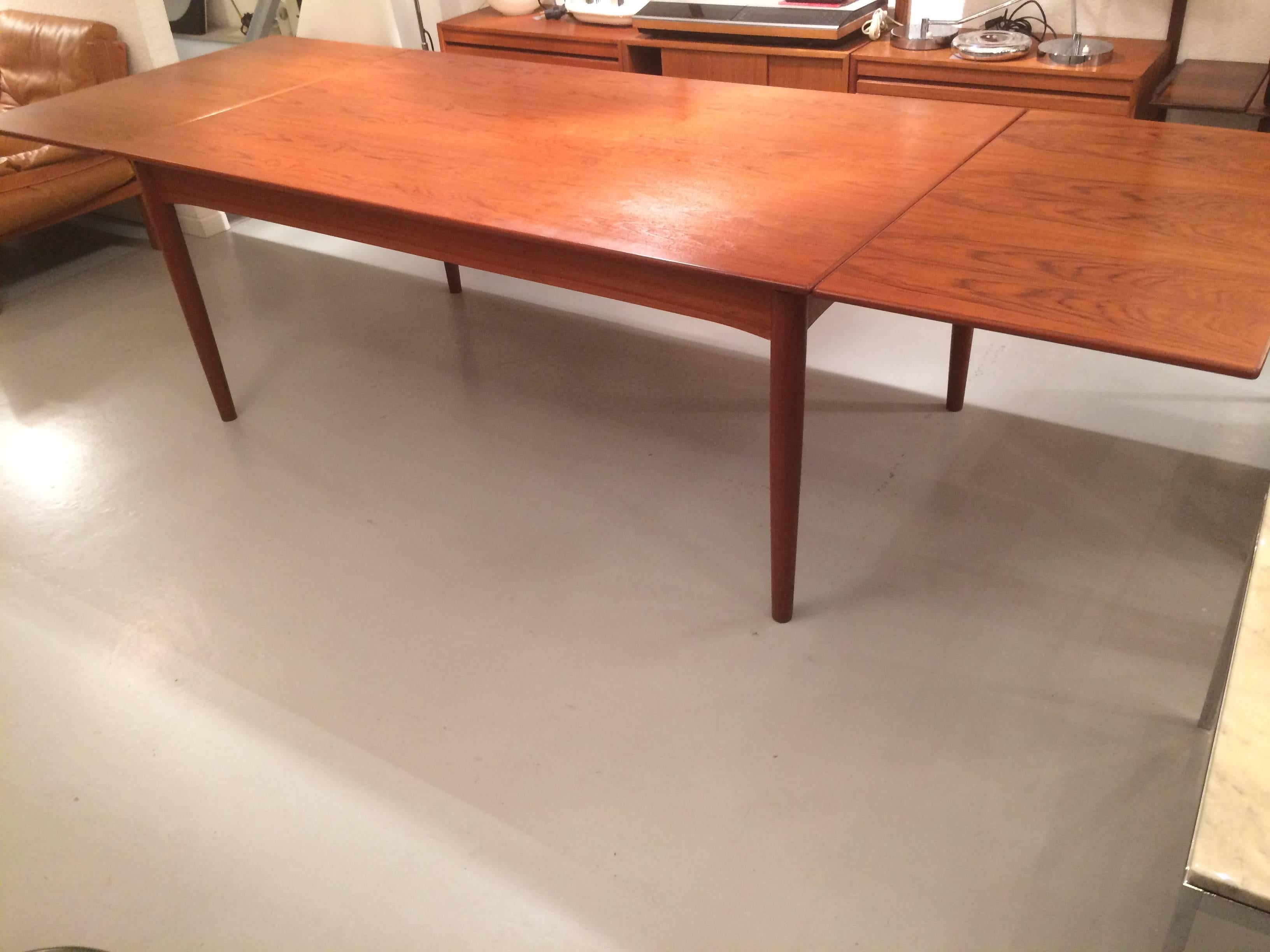 Danish Teak Extendable Dining Table In Excellent Condition In Geneva, CH