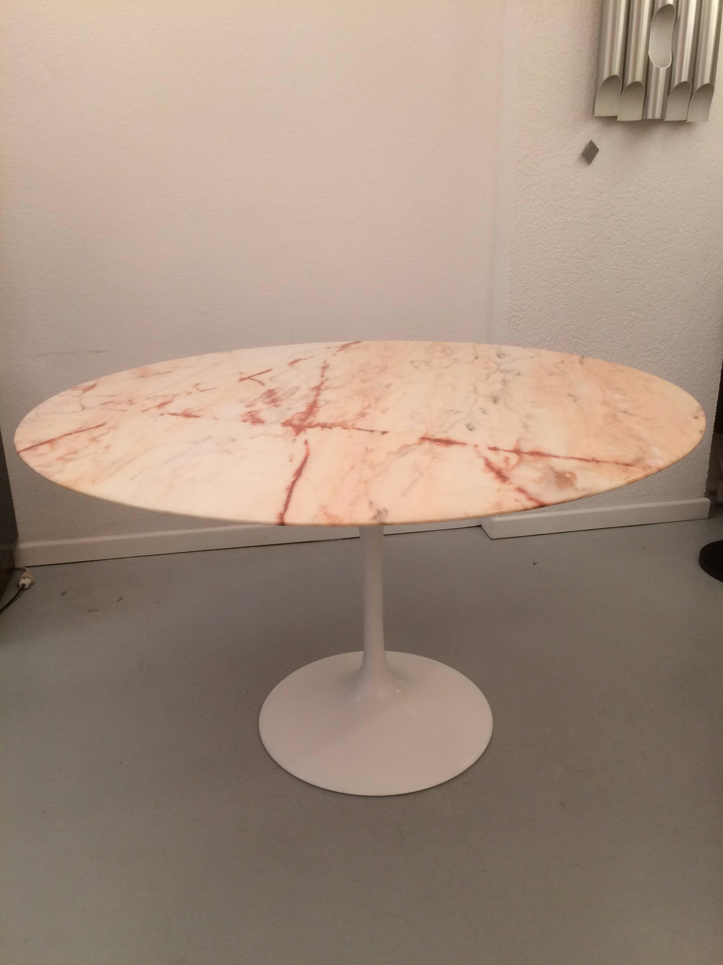 Pink marble tulip dining table by Eero Saarinen produced by Knoll International, circa 1970
Very good condition. Signed under the base.
Measures: 120 x 71 cm.