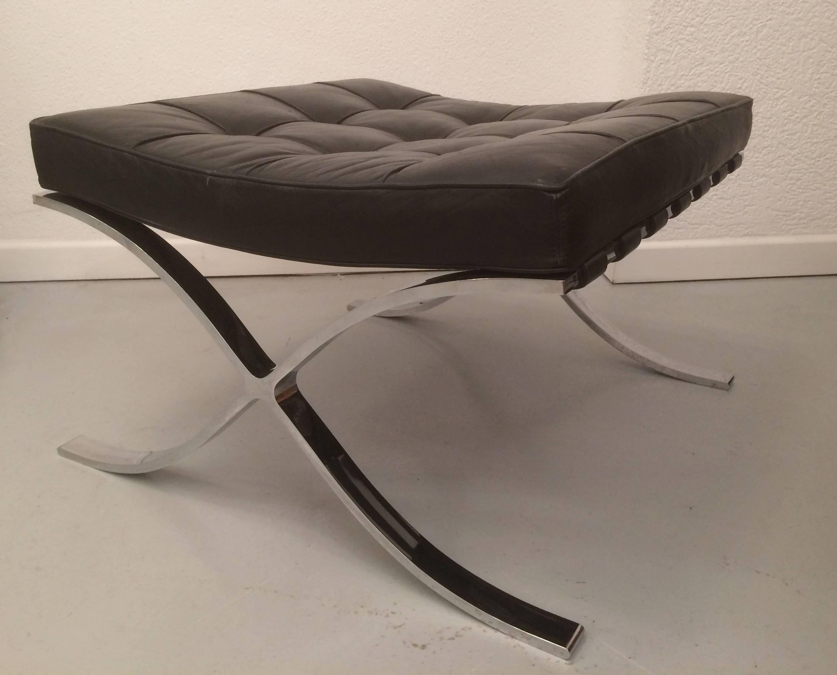 Vintage Barcelona black leather stool signed Knoll under the cushion
By Mies van der Rohe, Knoll edition
Very good condition.