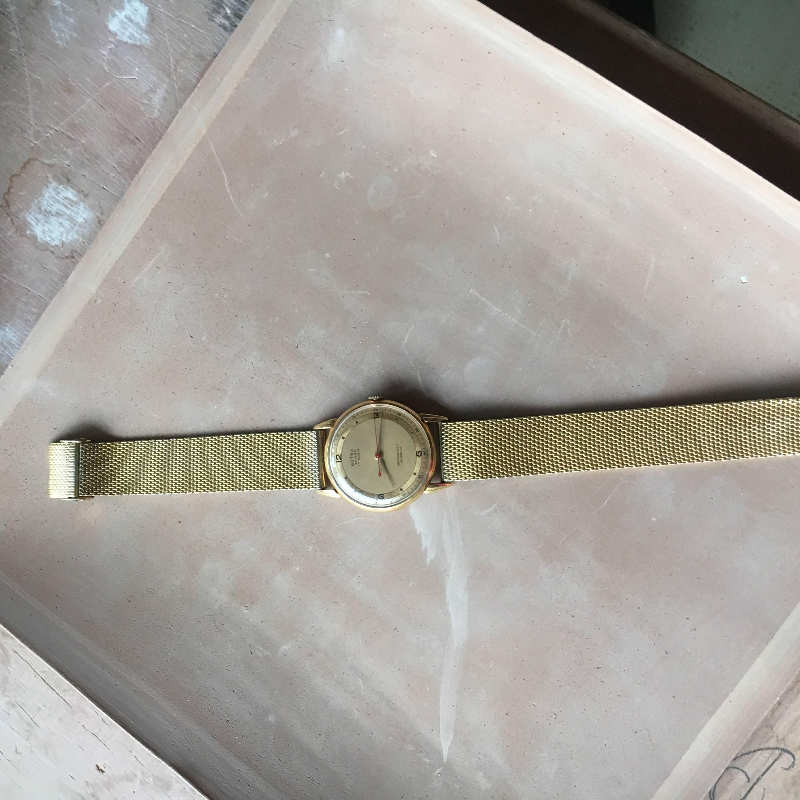 Butex gold watch.
Swiss made.
Bracelet is gold-plated.
Vintage 1960s.