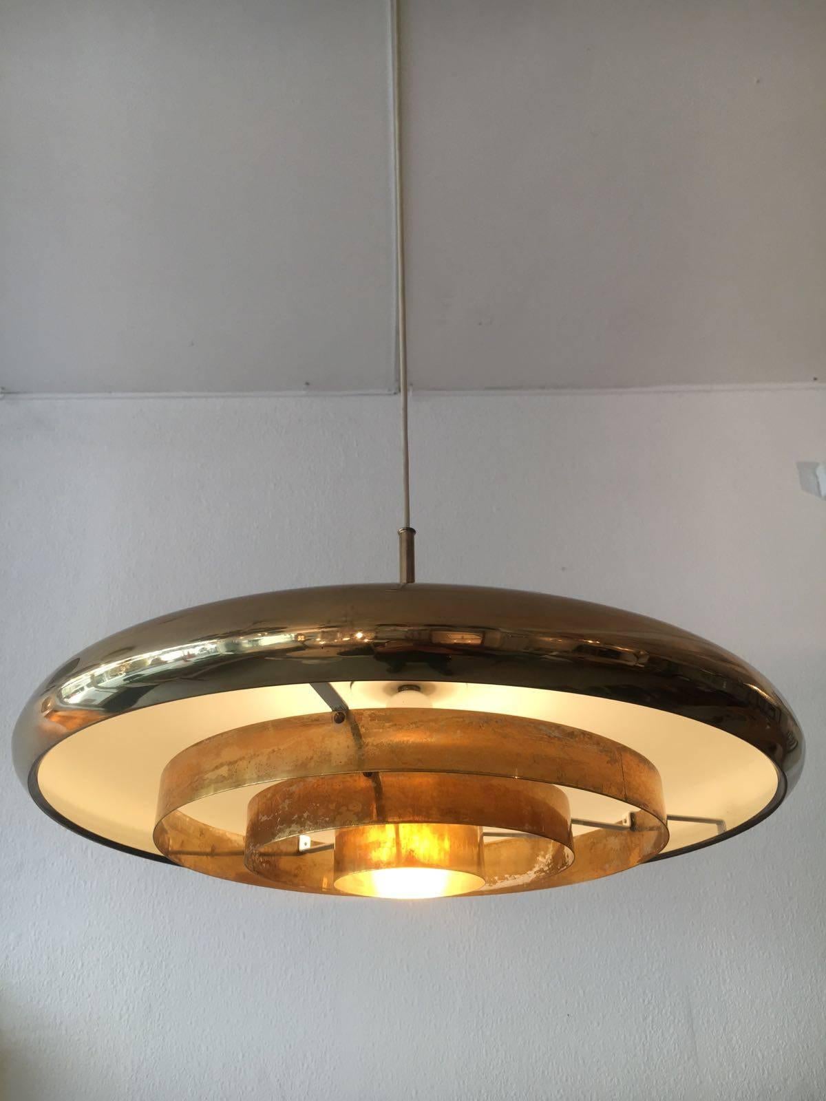 Pendant lamp in solid brass by the Swedish manufacture Boréns.
Perfect condition, beautiful patina.
