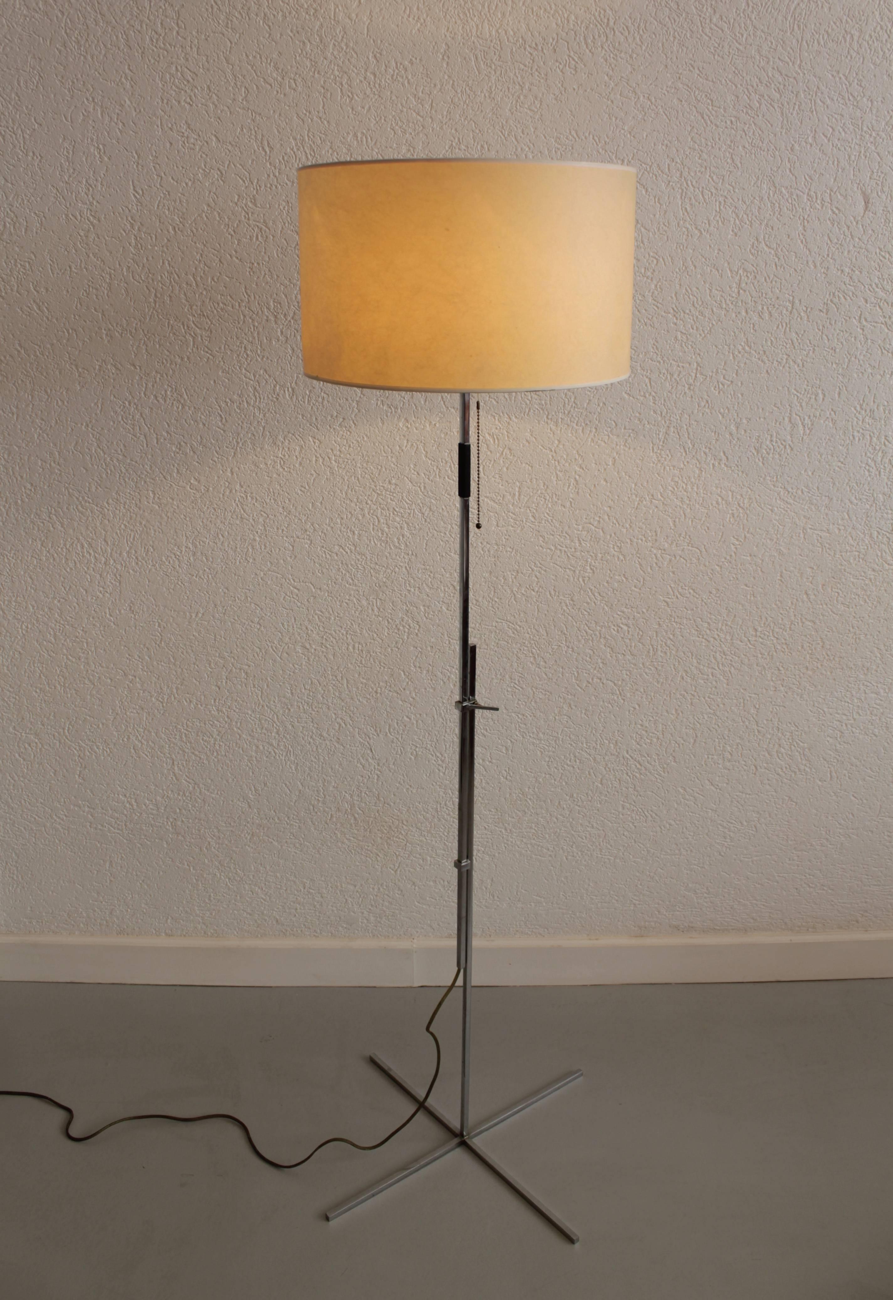 Hans Eichenberger steel and parchment paper floor lamp, Switzerland, circa 1960s.
Adjustable height from 120 to 165 cm
Paper shade
Very good condition.