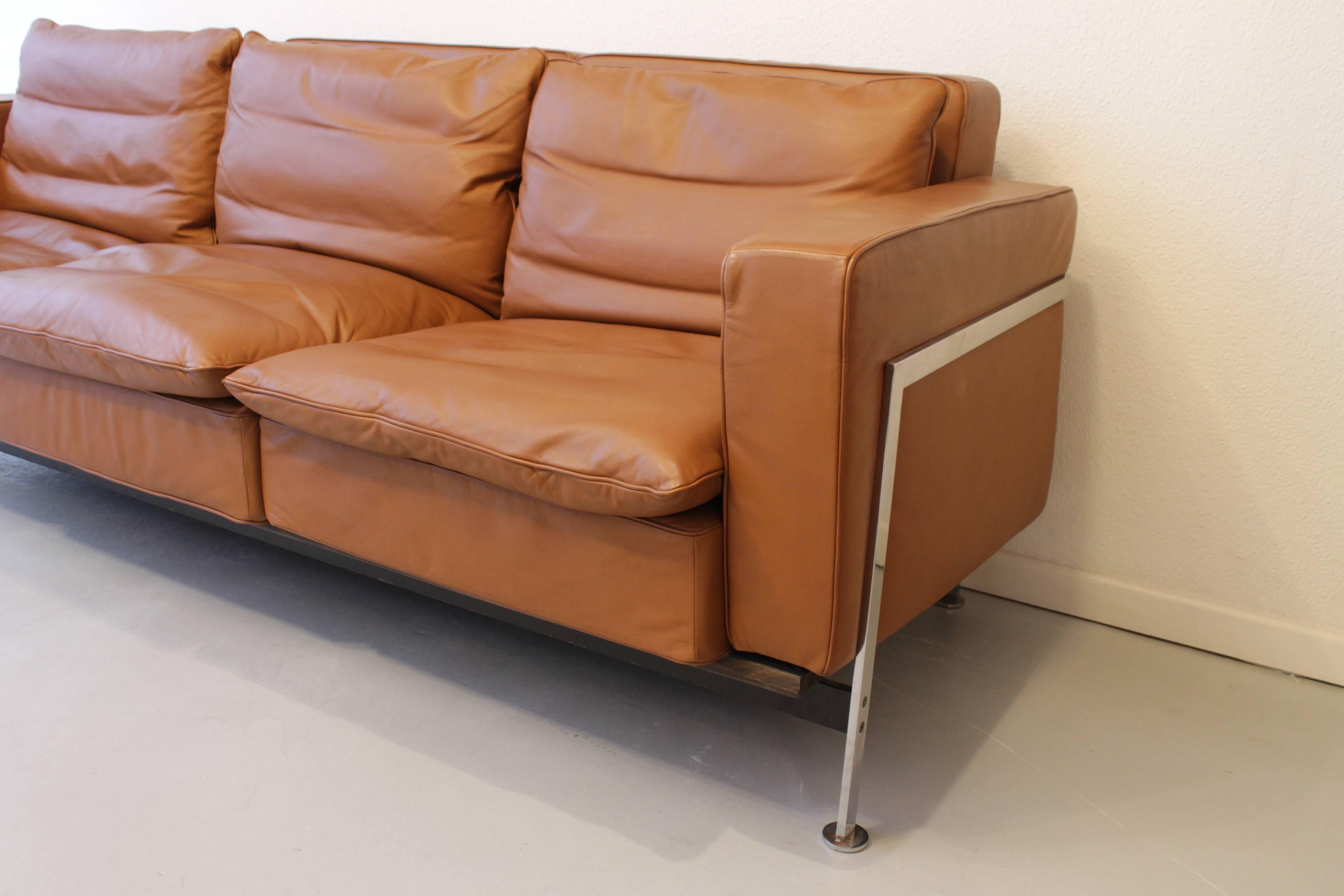 Cognac leather three-seat sofa by Robert & Trix Hausmann for De Sede, Switzerland, circa 1960s
Very good condition
Two matching armchairs available.
 