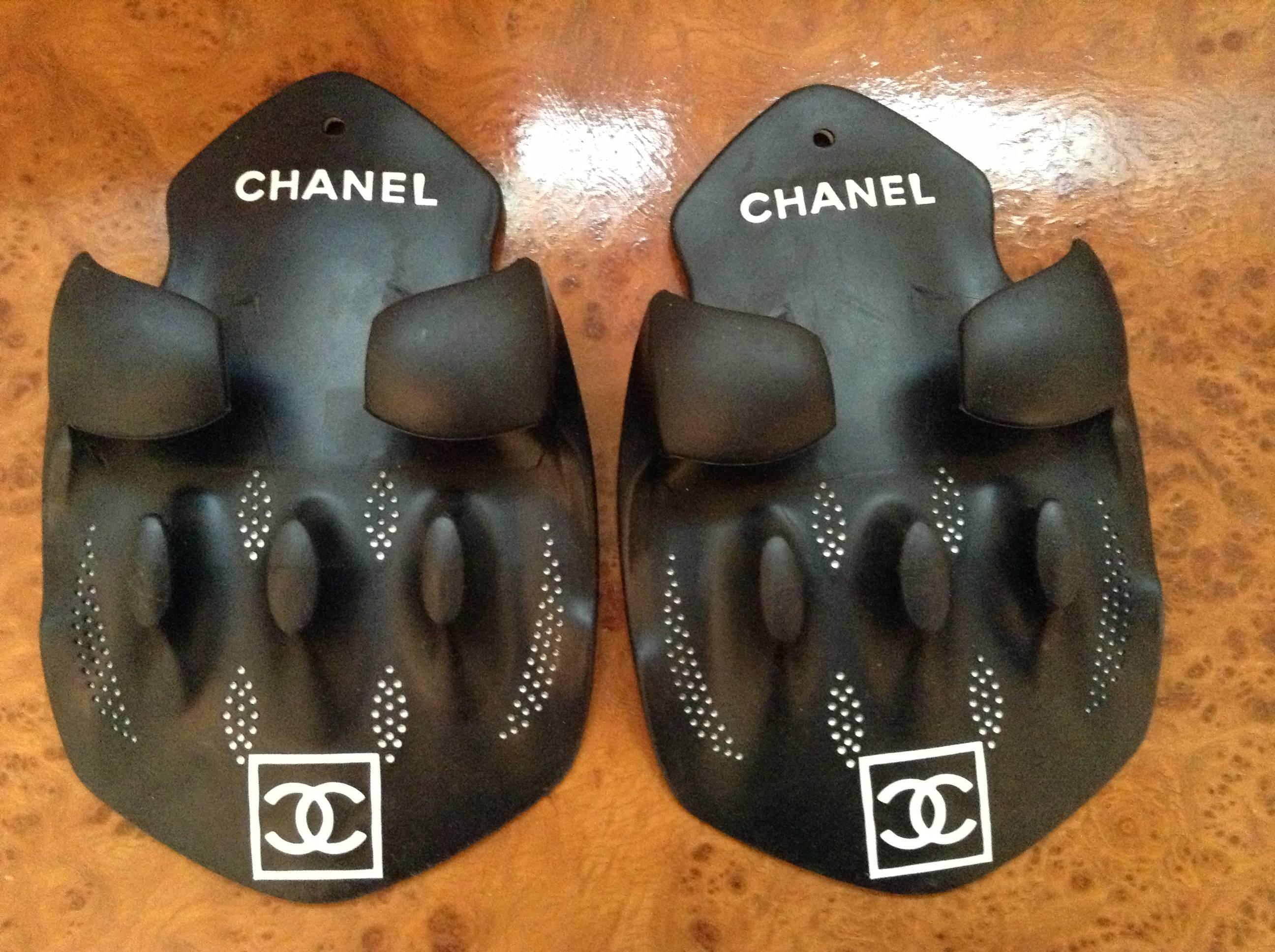 Pair of hand flippers by Chanel.
Black and white rubber.
The absolute chic way to swim!