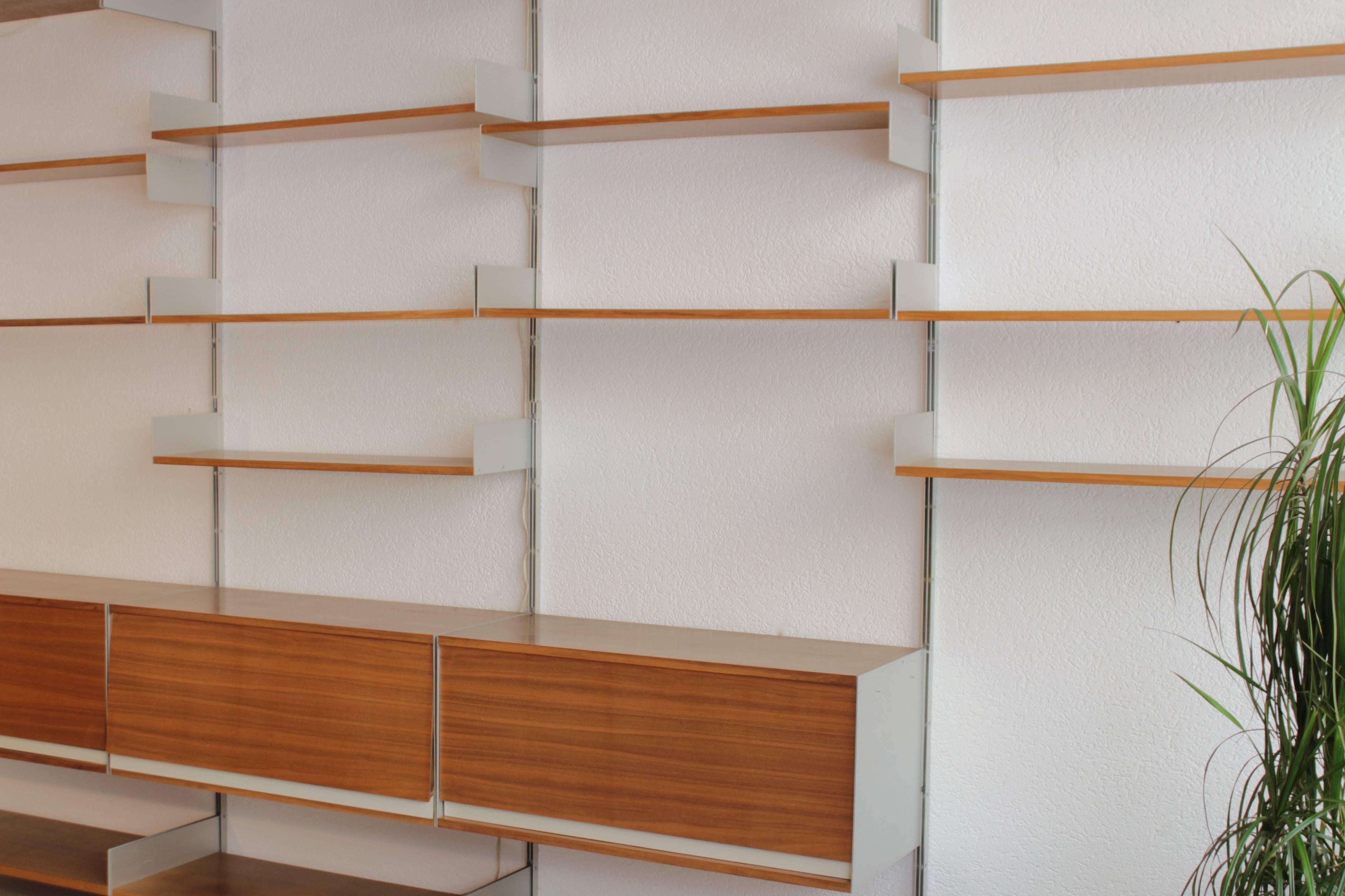 Dieter Rams 606 universal shelving system produced by Vitsoe, circa 1960s
No more produced in walnut veneer and aluminum
Completely modular, very strong
Measures: Three cabinets of 90 x 36 cm
8 x shelves of 90 x 36 cm
9 x shelves of 90 x 22