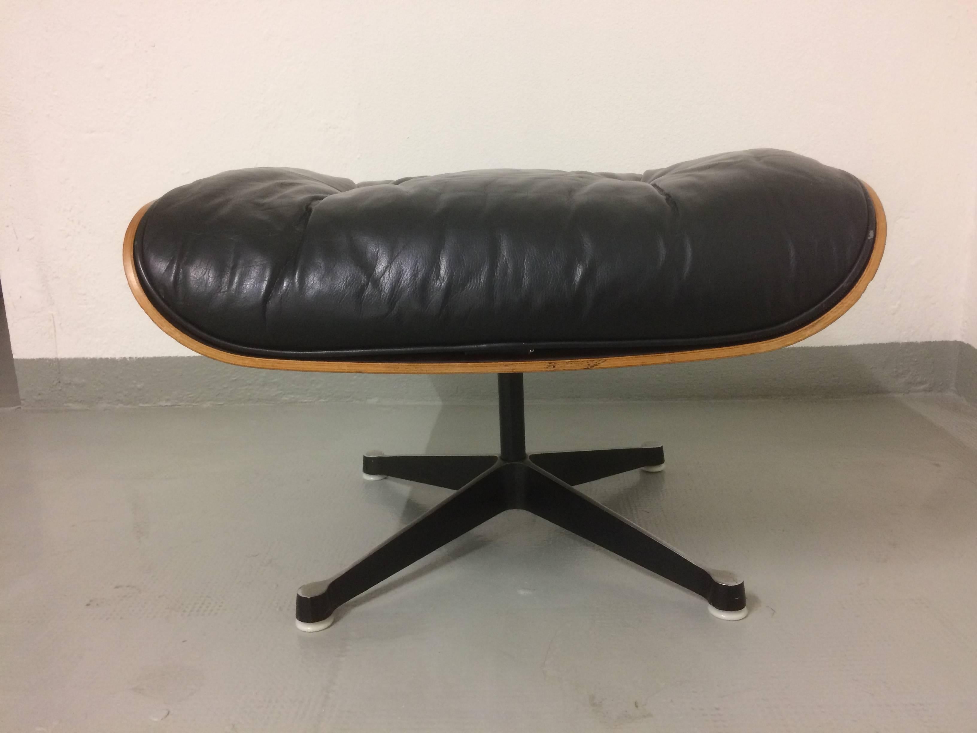 Eames lounge chair ottoman in black leather and rosewood.
Vitra edition, good condition, 2-3 chips on wood (pictures)
Duck feather.