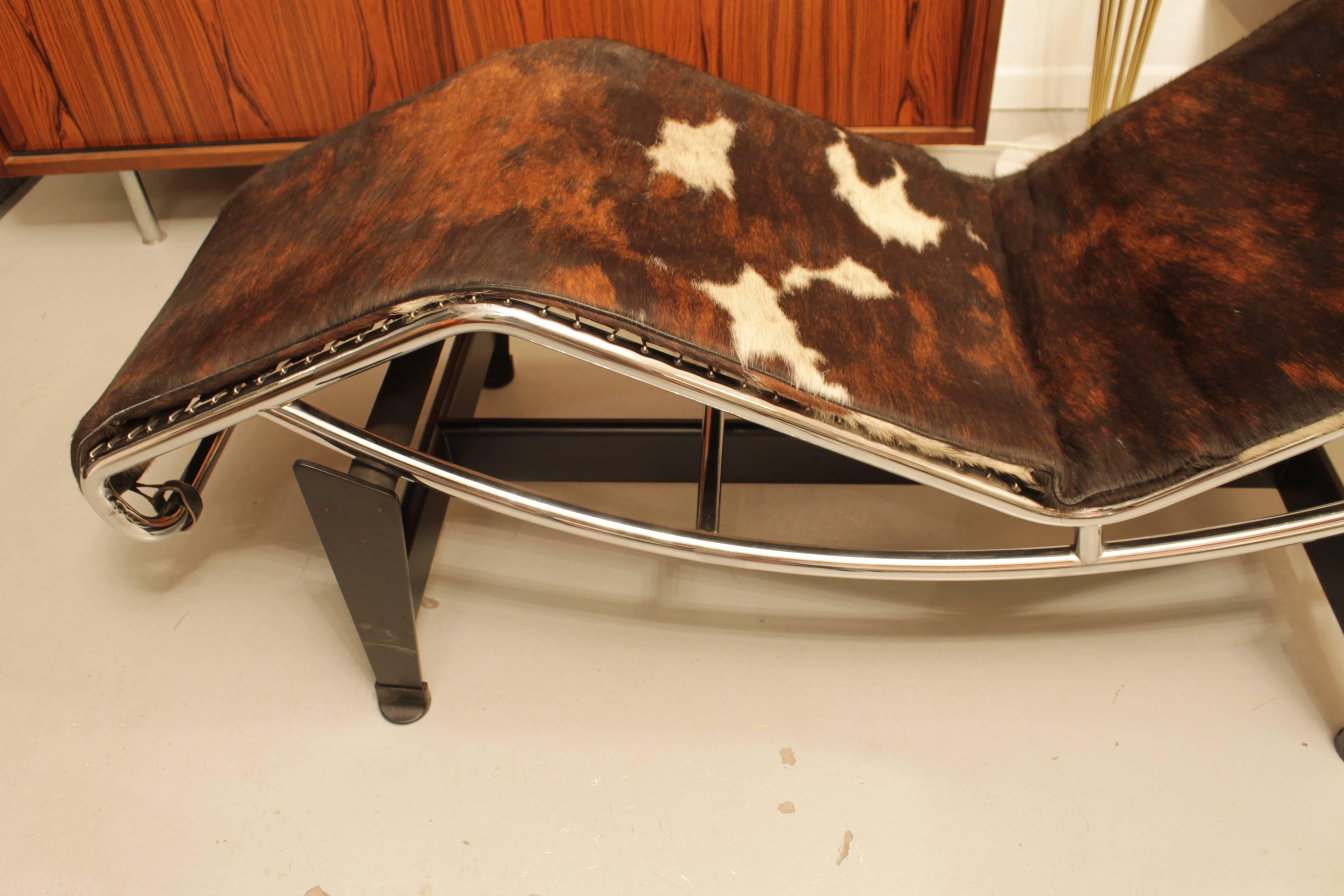 Lc4 lounge chair by Le Corbusier in Cow Skin, produced by Cassina Italy ca.1980
Perfect condition