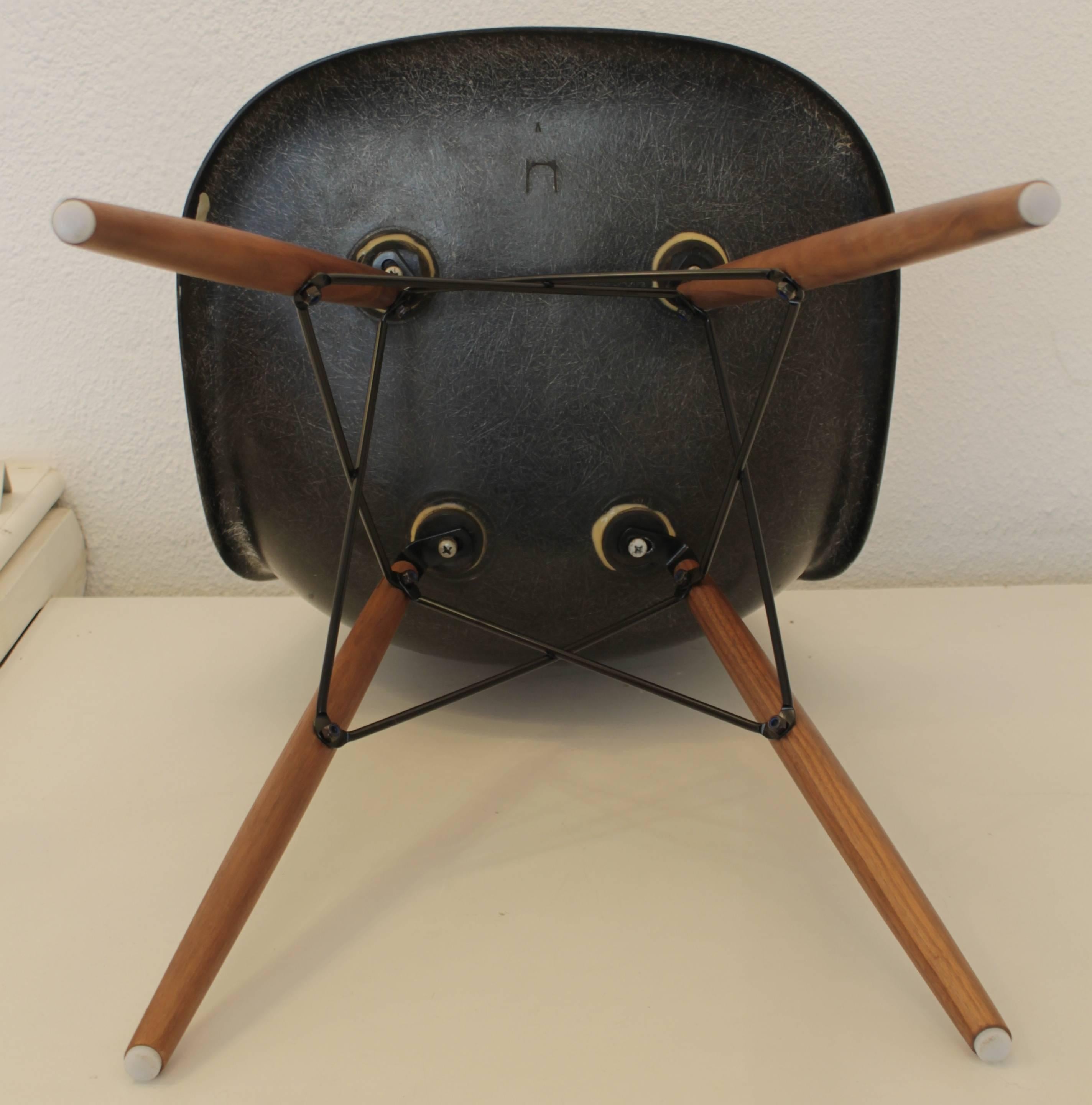 Sillas de comedor vintage Eames de fibra de vidrio azul marino.
Perfecto estado. Nuevas bases de espigas de nogal macizo de Modern Conscience.
Precio por artículo.