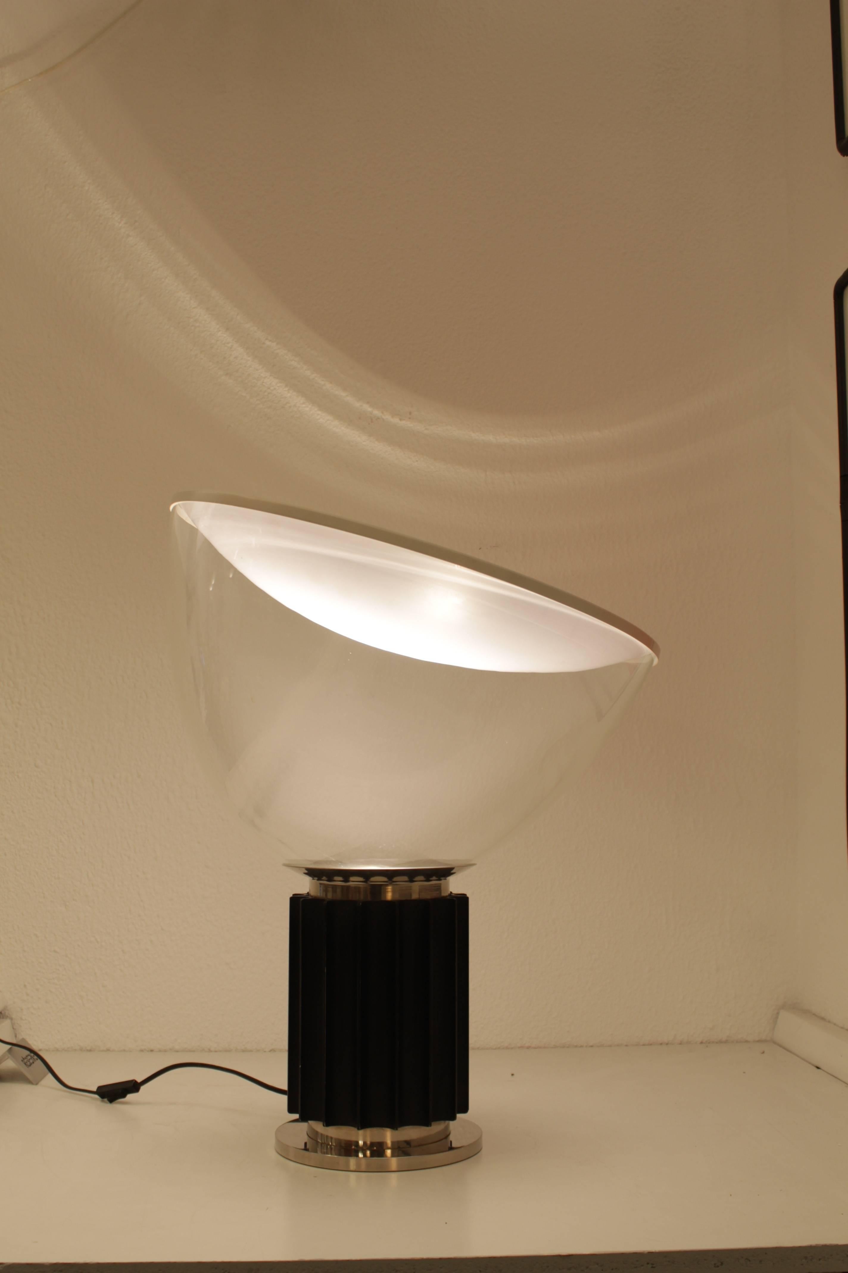 Taccia sculptural table lamp by Achille Castiglioni for Flos, circa 1962
Big glass dome laid on steel base, the dome can slide on the base to change the light orientation.
Very good vintage condition, this is an early production, circa 1965.