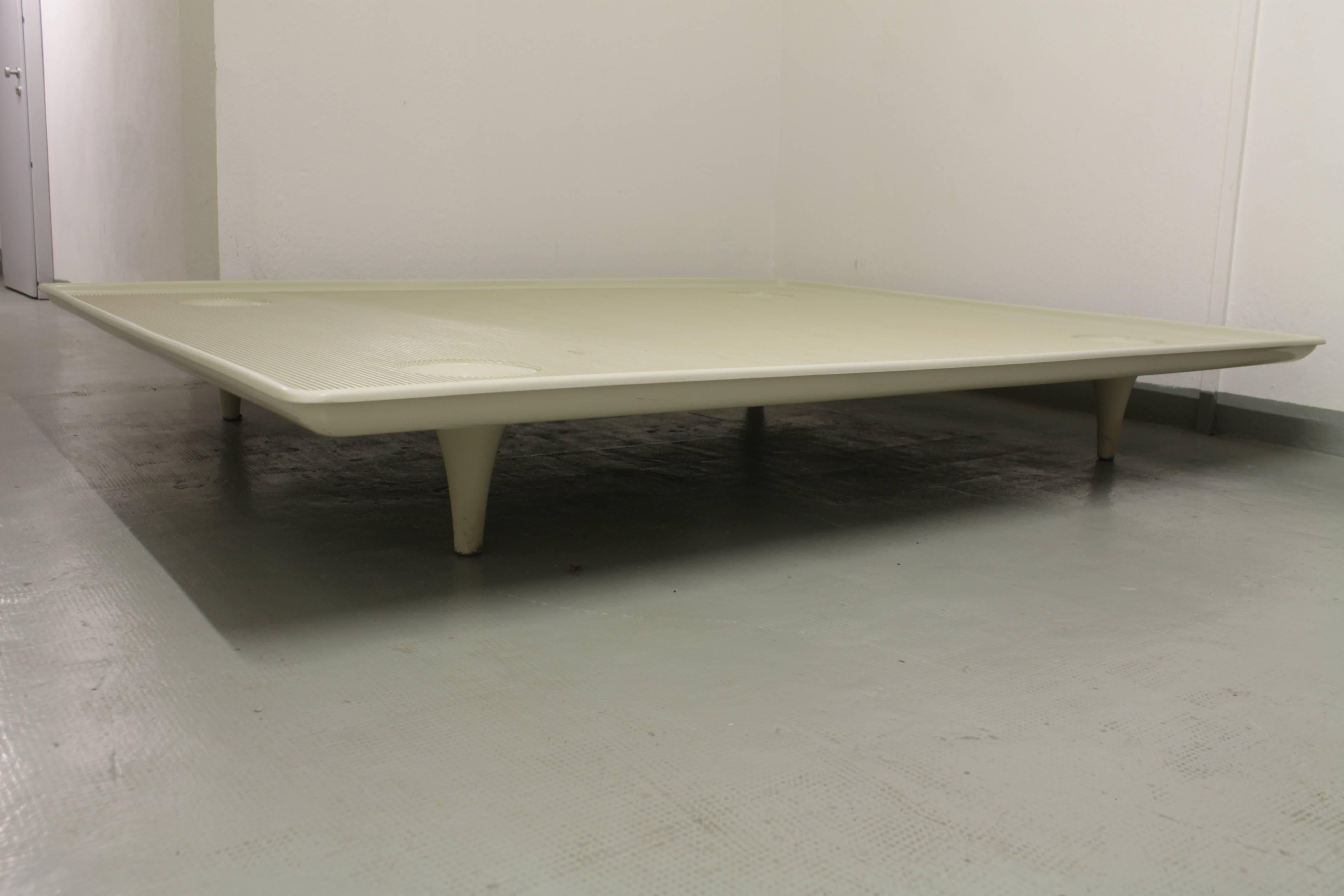 Superb bed moulded from a single piece of fiberglass-reinforced polyester with a broken white gelcoat finish
Produced by H.P. Spengler, circa 1960
Sold by Wohnbedarf AG
Very good condition, 1 or 2 very little chips
Rubber glides on ends of feets