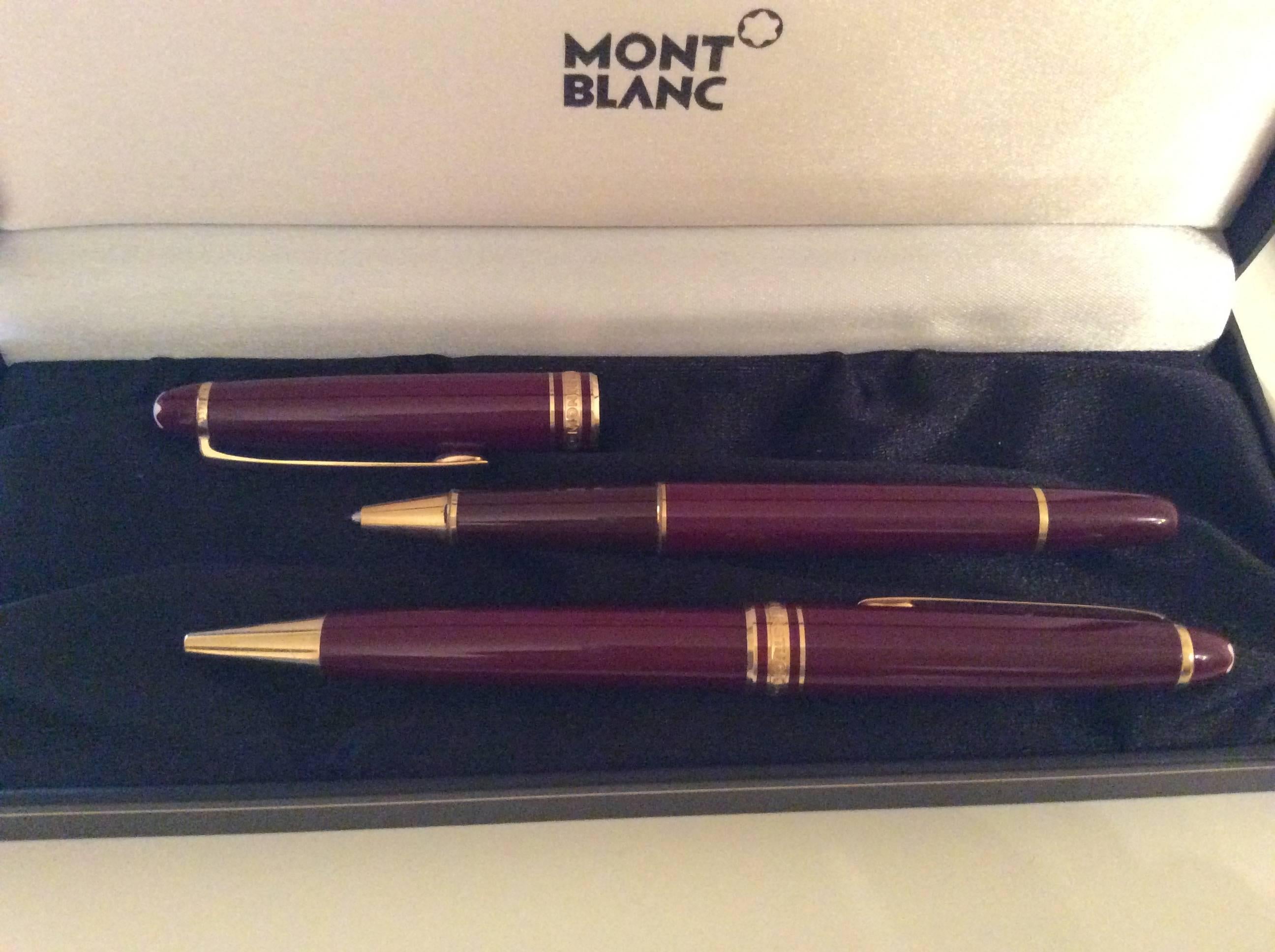 Iconic Vintage Mont-Blanc Meisterstück Classic bordeaux set of two.
Gold coated classical ballpoint pen.
Gleaming red gold coated rollerball pen.
The white star emblem gives it its refined aesthetics

 