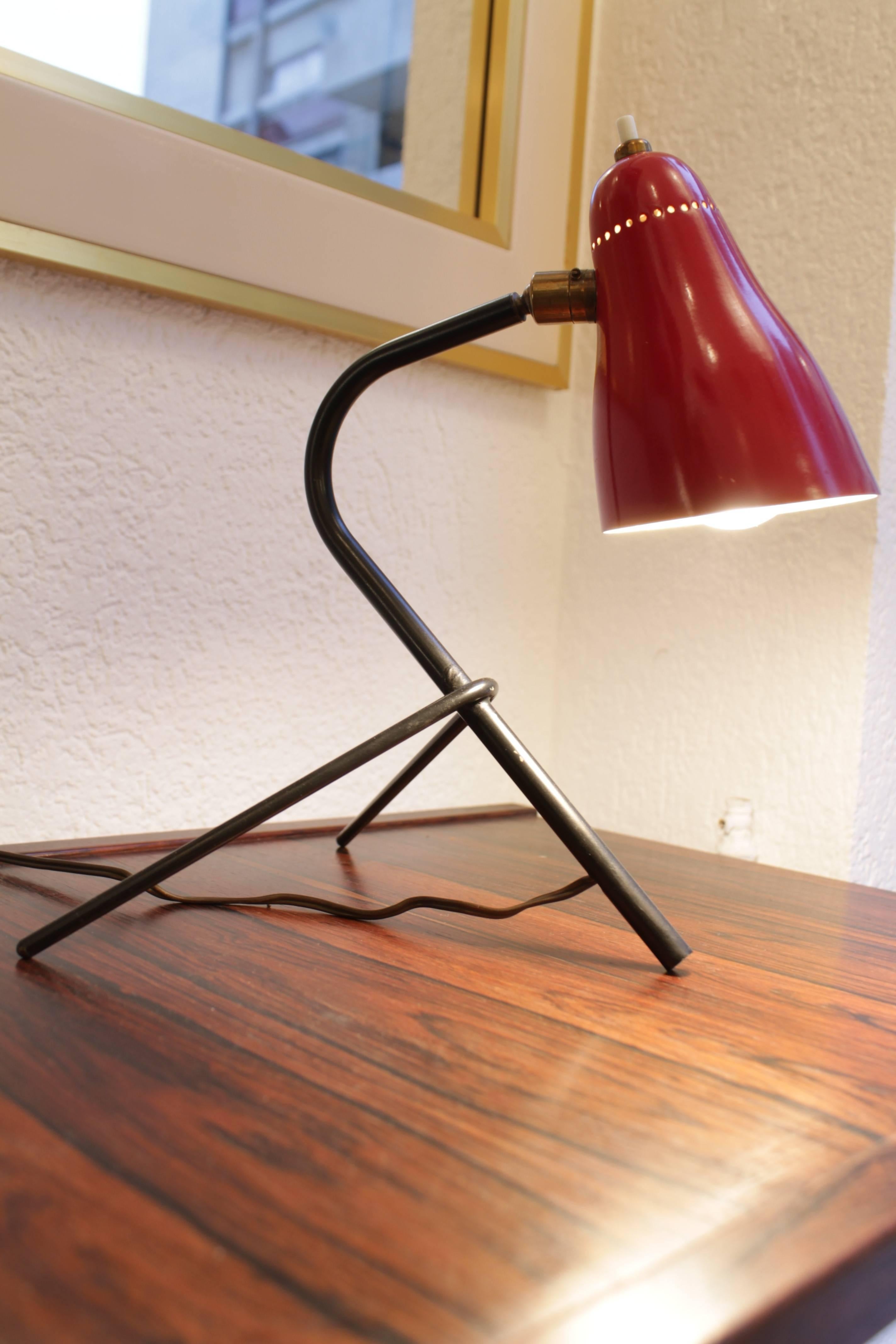 Tripod table lamp by Giuseppe Ostuni for O-Luce, Italy, circa 1950
Rare example with black base, painted metal and brass
Perfect condition.