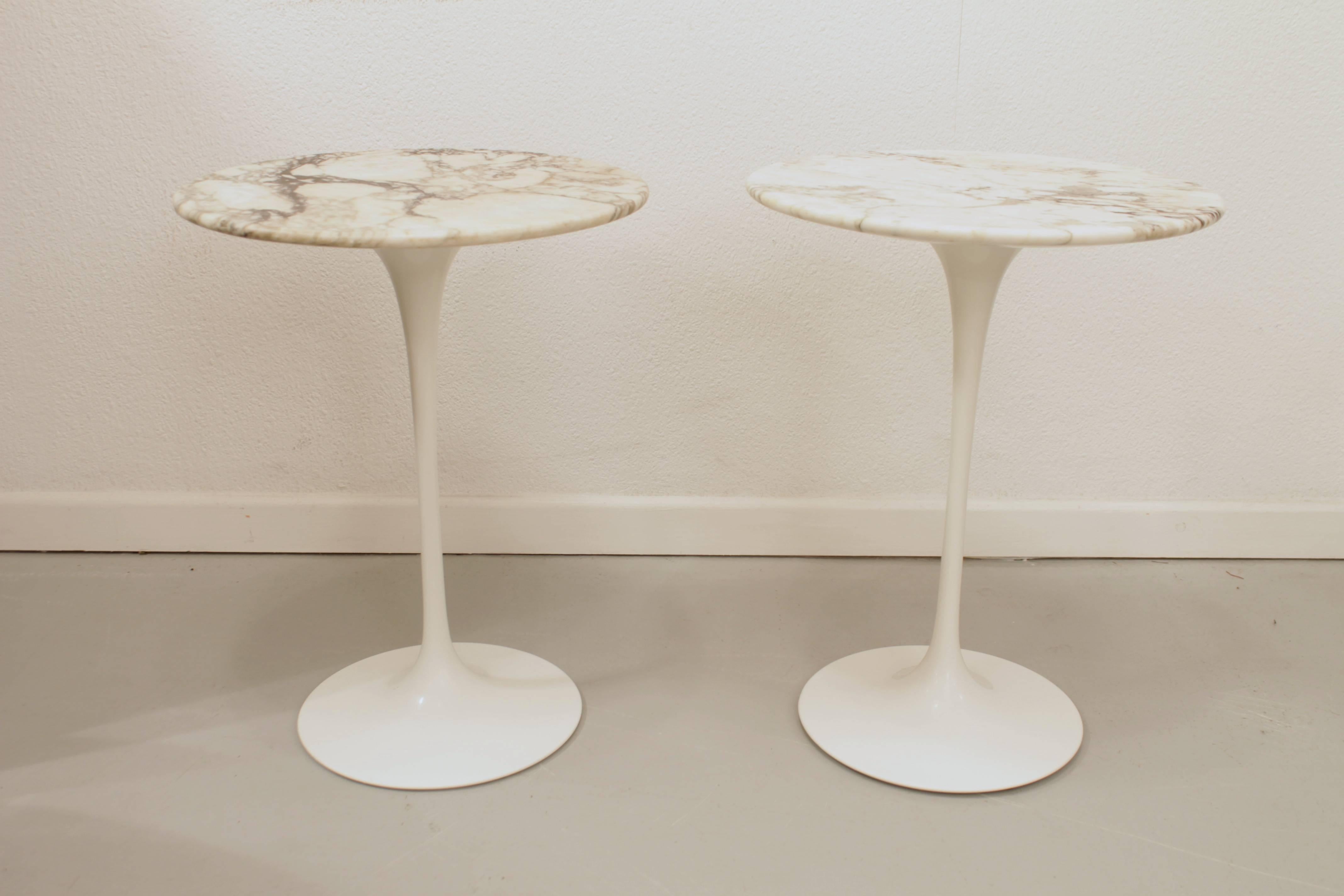 Pair of marble side tables by Eero Saarinen for Knoll 
Measure: 41 cm diameter, 52 cm high
Very good condition.