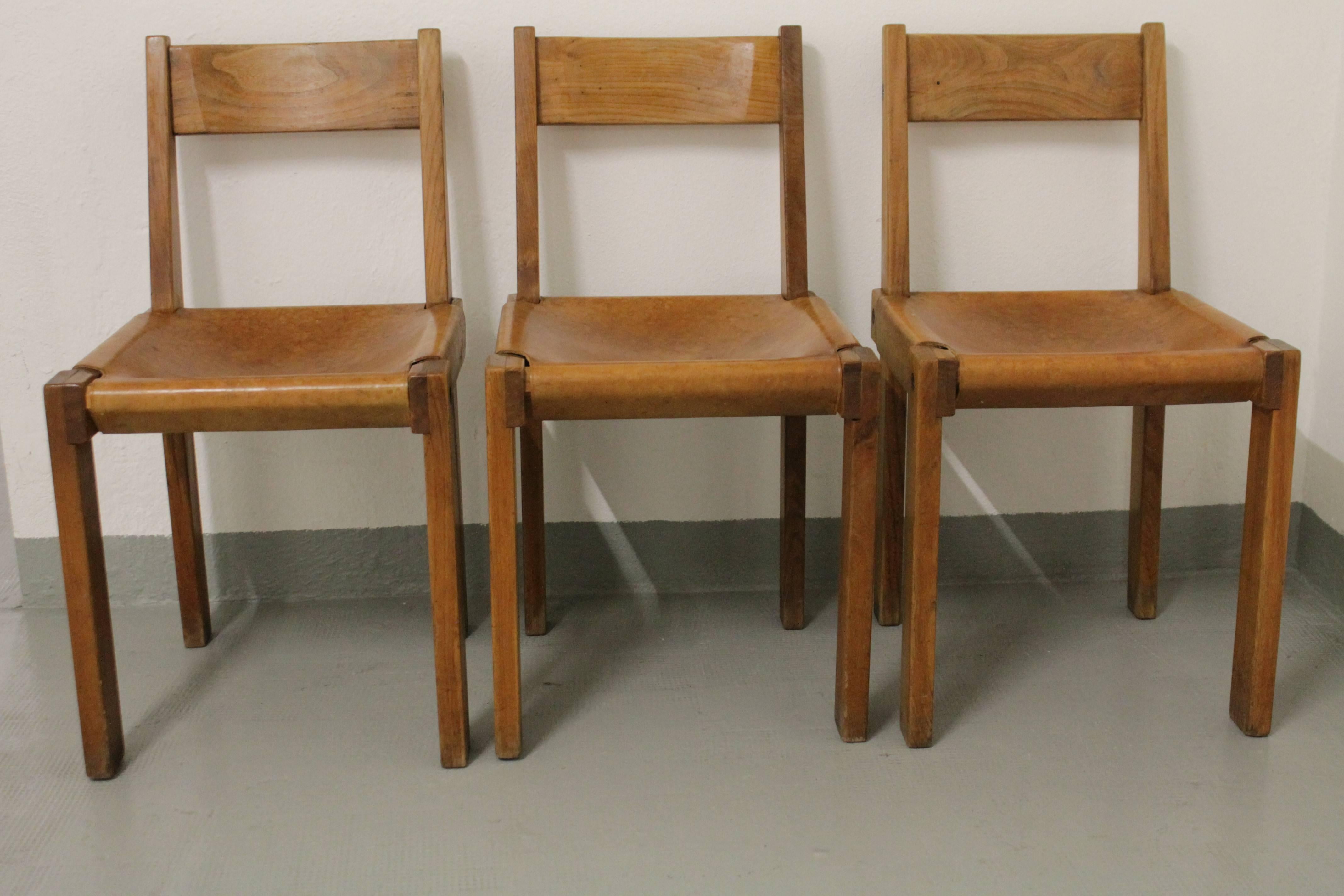 Set of three S24 solid elm and cognac leather dining chairs by Pierre Chapo, France, circa 1960s
Beautiful patina, some traces on leather.