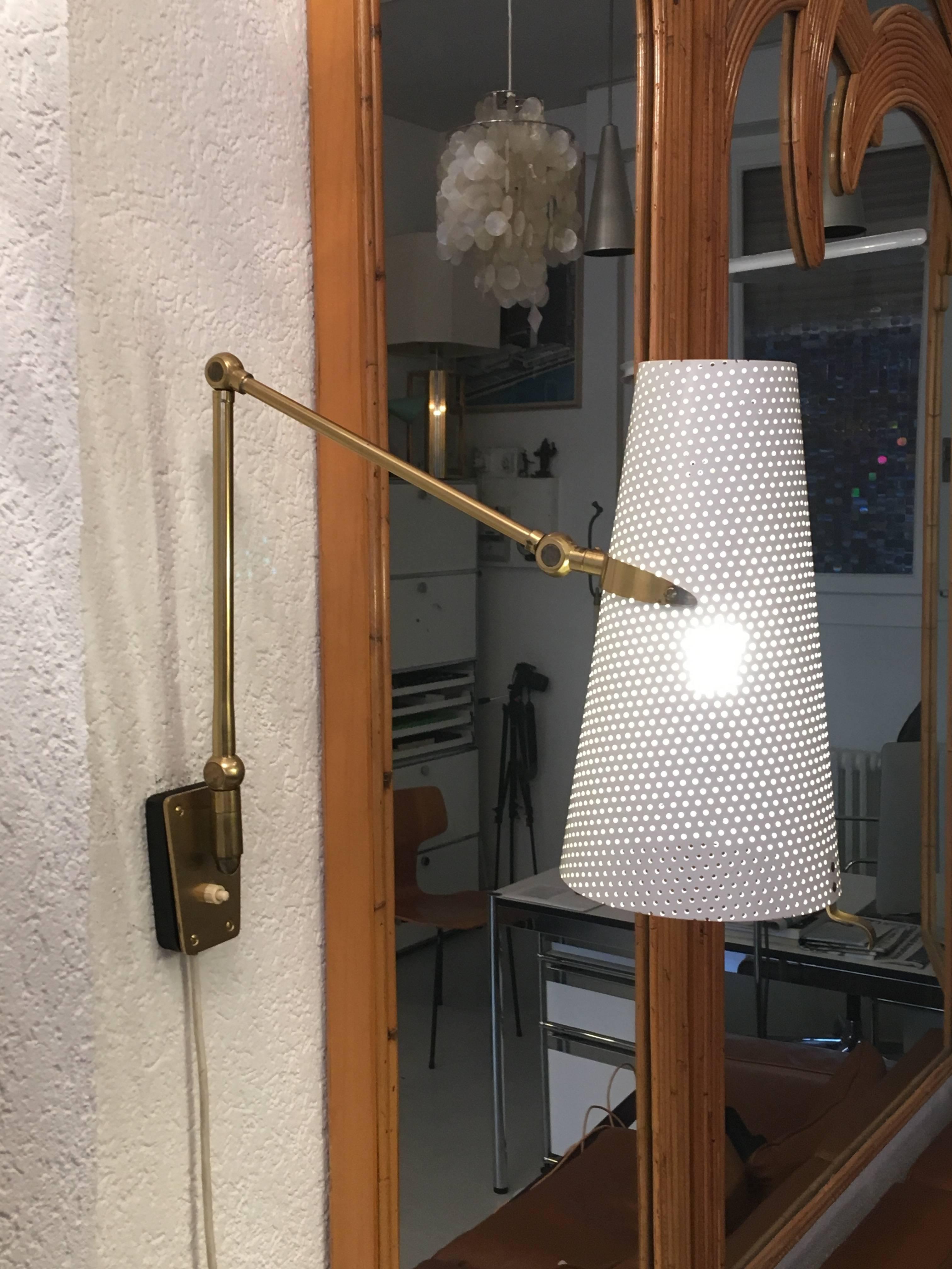 1950's brass and painted perforated metal articulated wall lamp.
Can swivel from left to right, 3 articulations
Beautiful details.
Probably from Switzerland ( BAG Turgi )