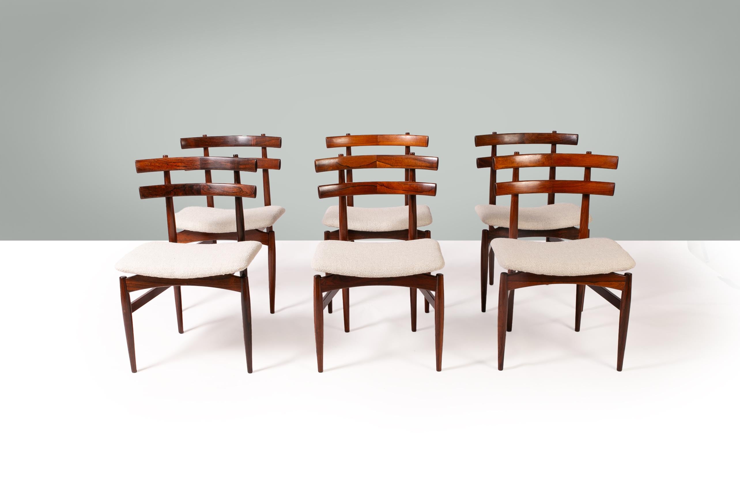 Ensemble de six chaises de salle à manger en bois de rose Poul Hundevad 1958, modèle 30, fabriquées par Poul Hundevad, Danemark, récemment retapissées en tissu bouclé par de ploeg. Jeu de quatre ou de huit sur demande.

Ces chaises de salle à manger