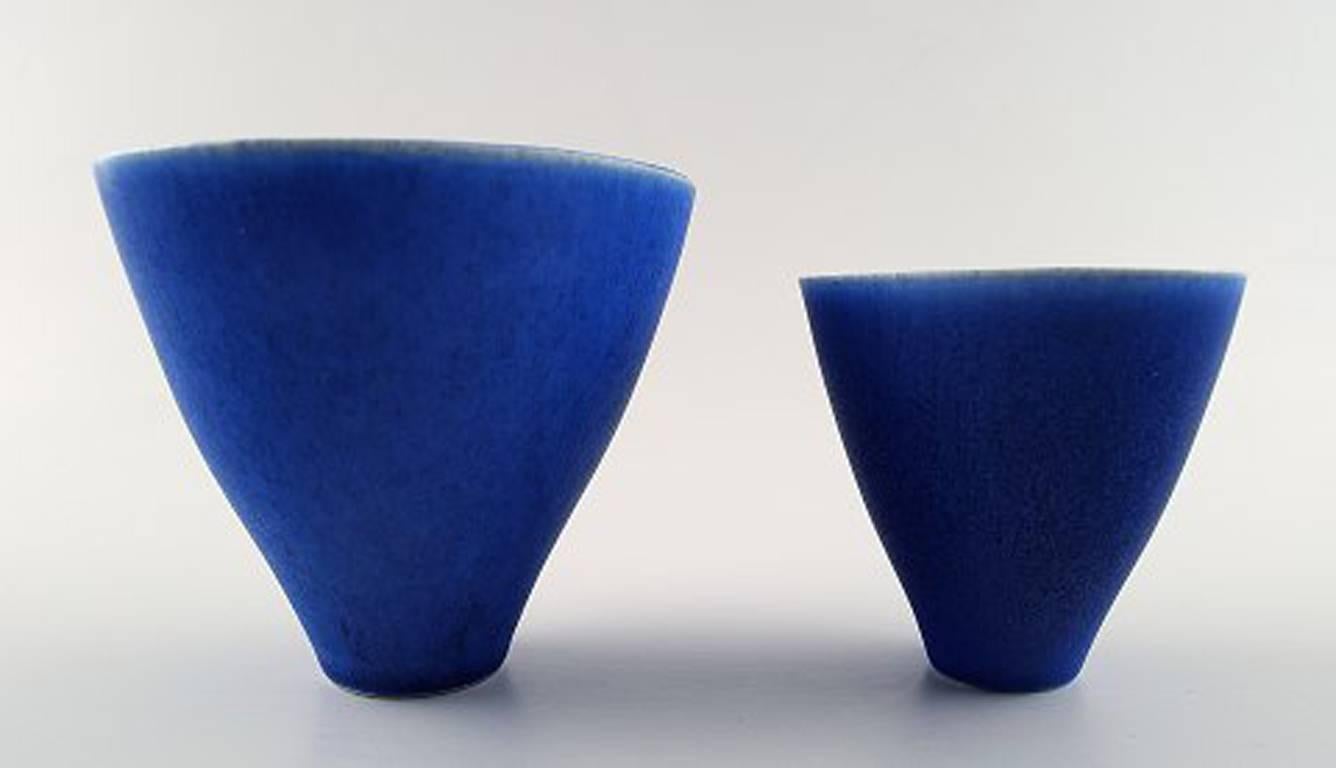 Stig Lindberg (1916-1982), Gustavberg, two pottery vases in blue glaze. 

Sweden, 1960s.

Measures: 9.5 and 7.5 cm.

In perfect condition.