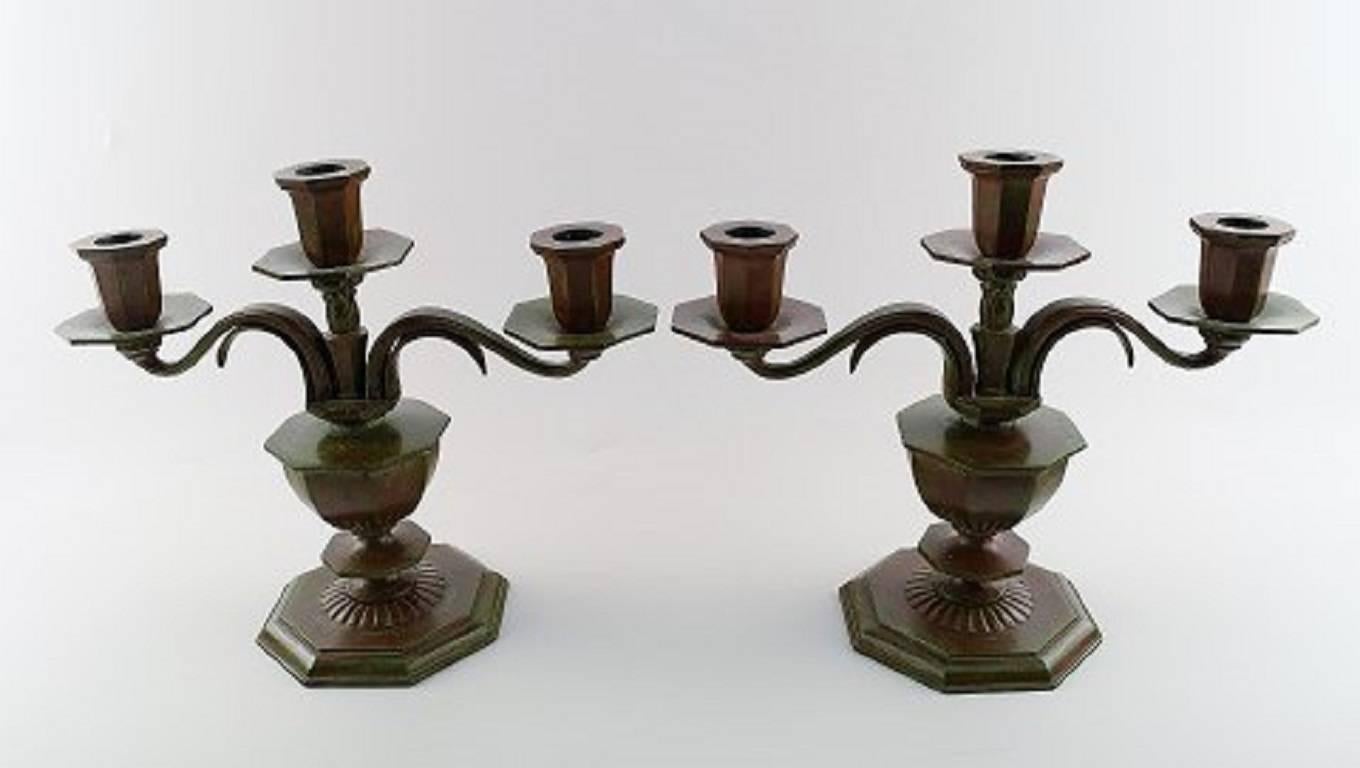 A pair of three-armed GAB (Guldsmedsaktiebolaget) Art Deco candlesticks in bronze. 1930s-1940s, Sweden.

Measures 29 x 24 cm.

In very good condition, beautiful patina.

Unclear stamp.