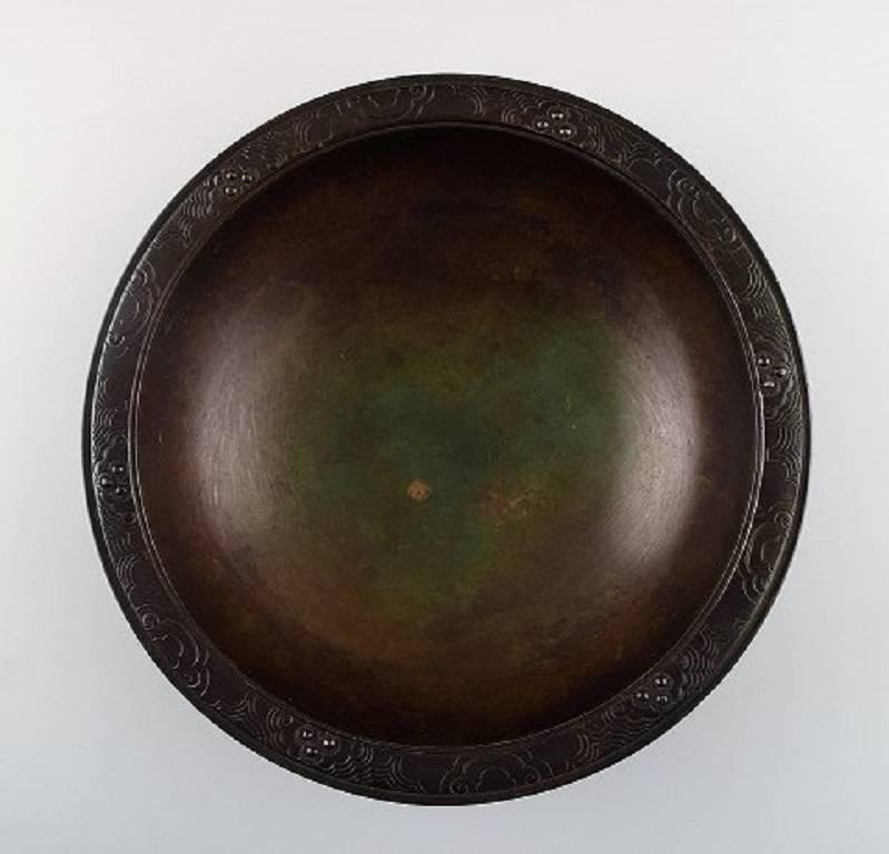 Just Andersen Art Deco bronze bowl. Signed B 8.

Danish design 1930s.

In good condition, beautiful patina.

Measures: 24 cm. in diameter, 7 cm. high.