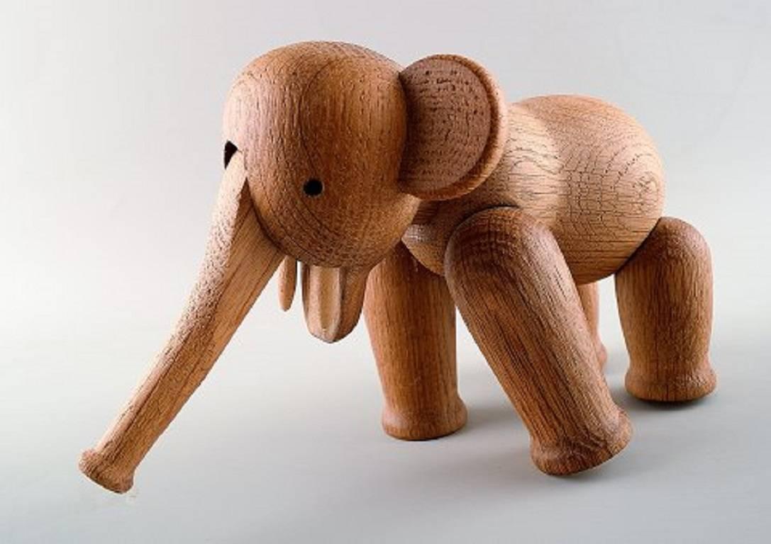 Kay Bojesen (1886-1958) elephant in oak.

Stamped Kay Bojesen, Denmark copyright.

Designed in 1952.

Measures: 21 x 11 cm.

In good condition.