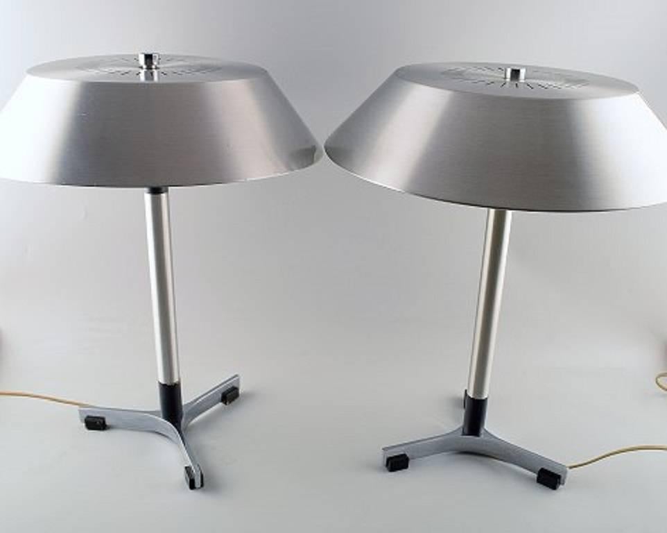 Jo Hammerborg. A pair of table lamps model President of polished steel, spacers and legs in black wood.

Produced by Fog & Mørup. Danish design.

1960s. 

Measures: Height 45 cm. Diameter 37 cm.

In very good condition.