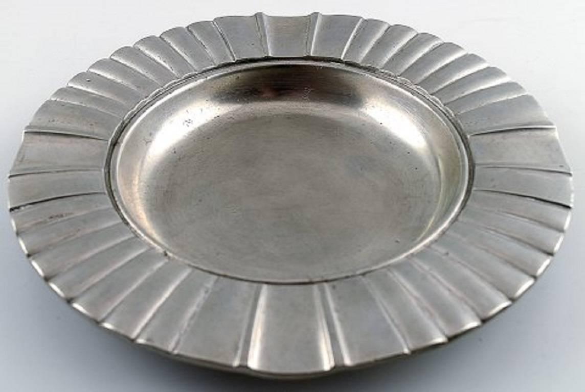 Just Andersen Art Deco two pewter dishes, number 2350.

Stamped.

In good condition.

Measures: 20.5 cm.