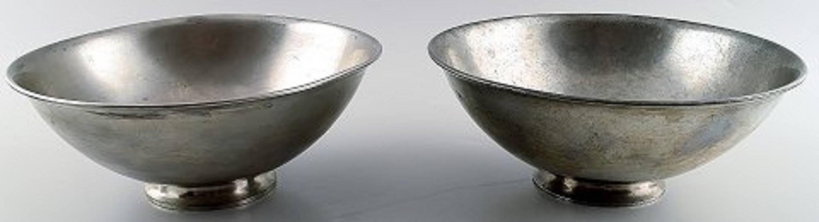Just Andersen Art Deco six pewter bowls, number 1306, etc.

Marked.

In excellent condition.

Largest bowl measures 21 x 8 cm.