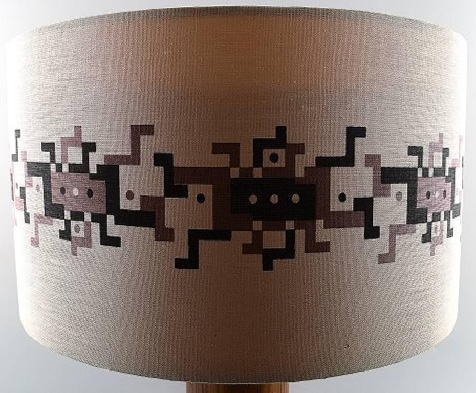 Uno & Osten Kristiansson for Luxus. Modern Scandinavian design table lamp in rosewood.

1960s-1970s. 

High quality lamp.

In good condition.

Measures: 41 x 47 cm.